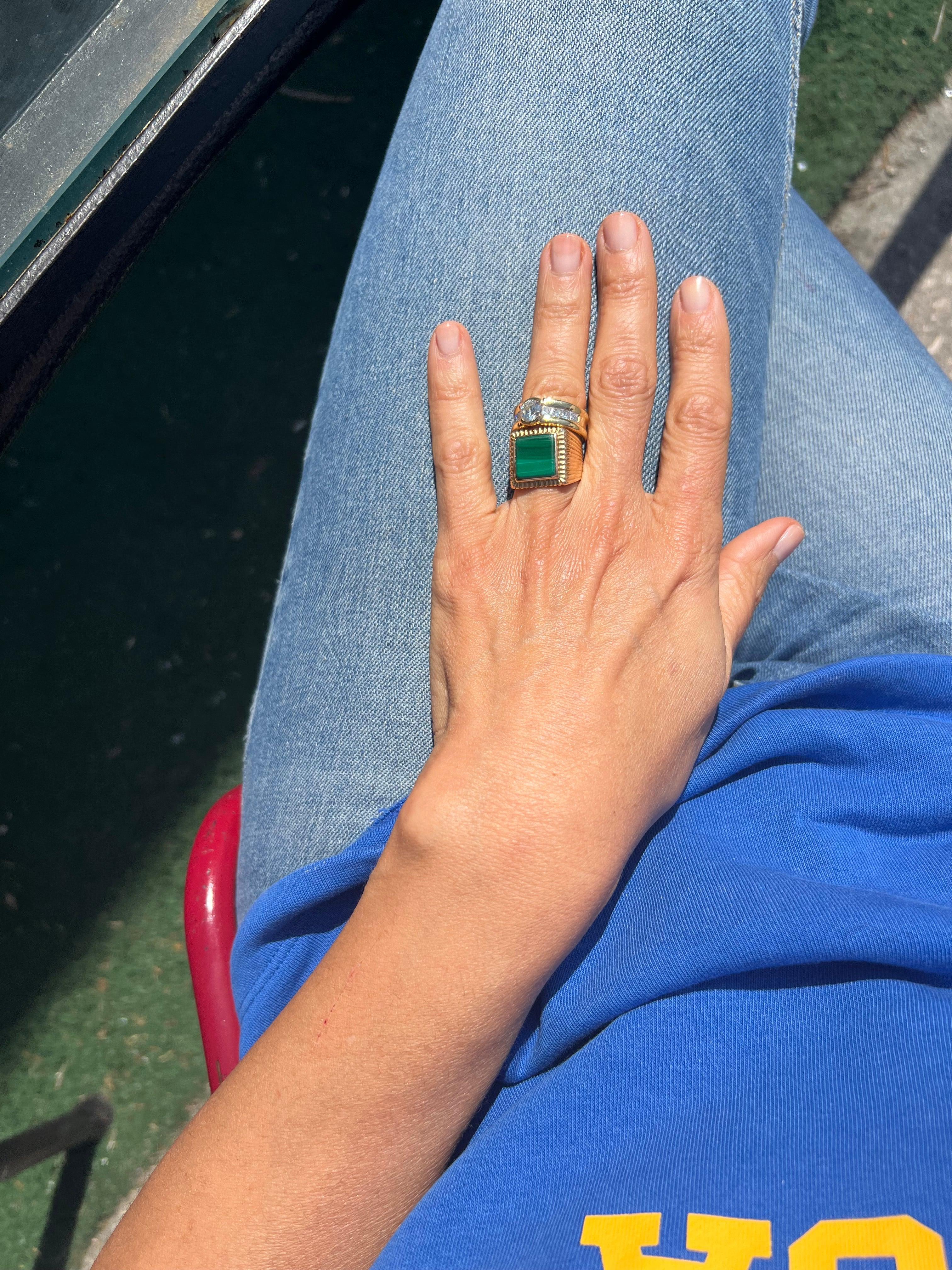 Bague solitaire ornée d'un diamant taille brillant d'environ 1,21 cts