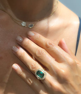 Bague en or jaune ornée d'une émeraude