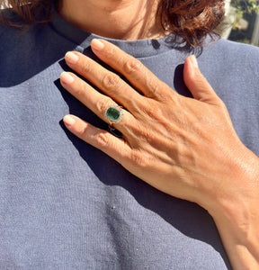 Bague en or jaune ornée d'une émeraude