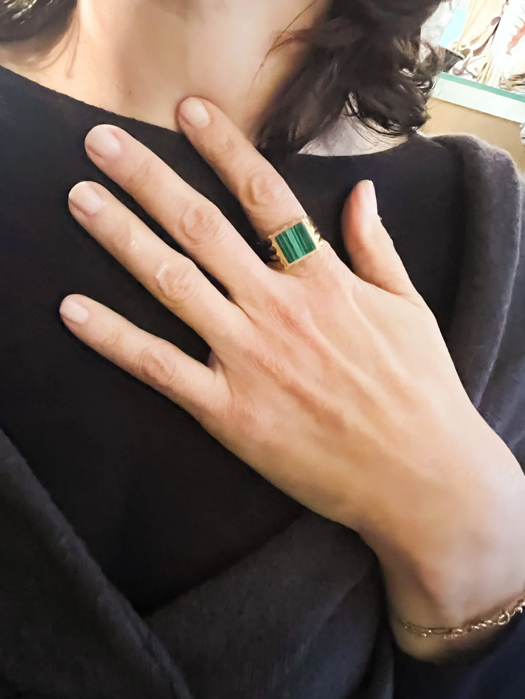 Bague chevalière en or jaune ornée d'une malachite carrée