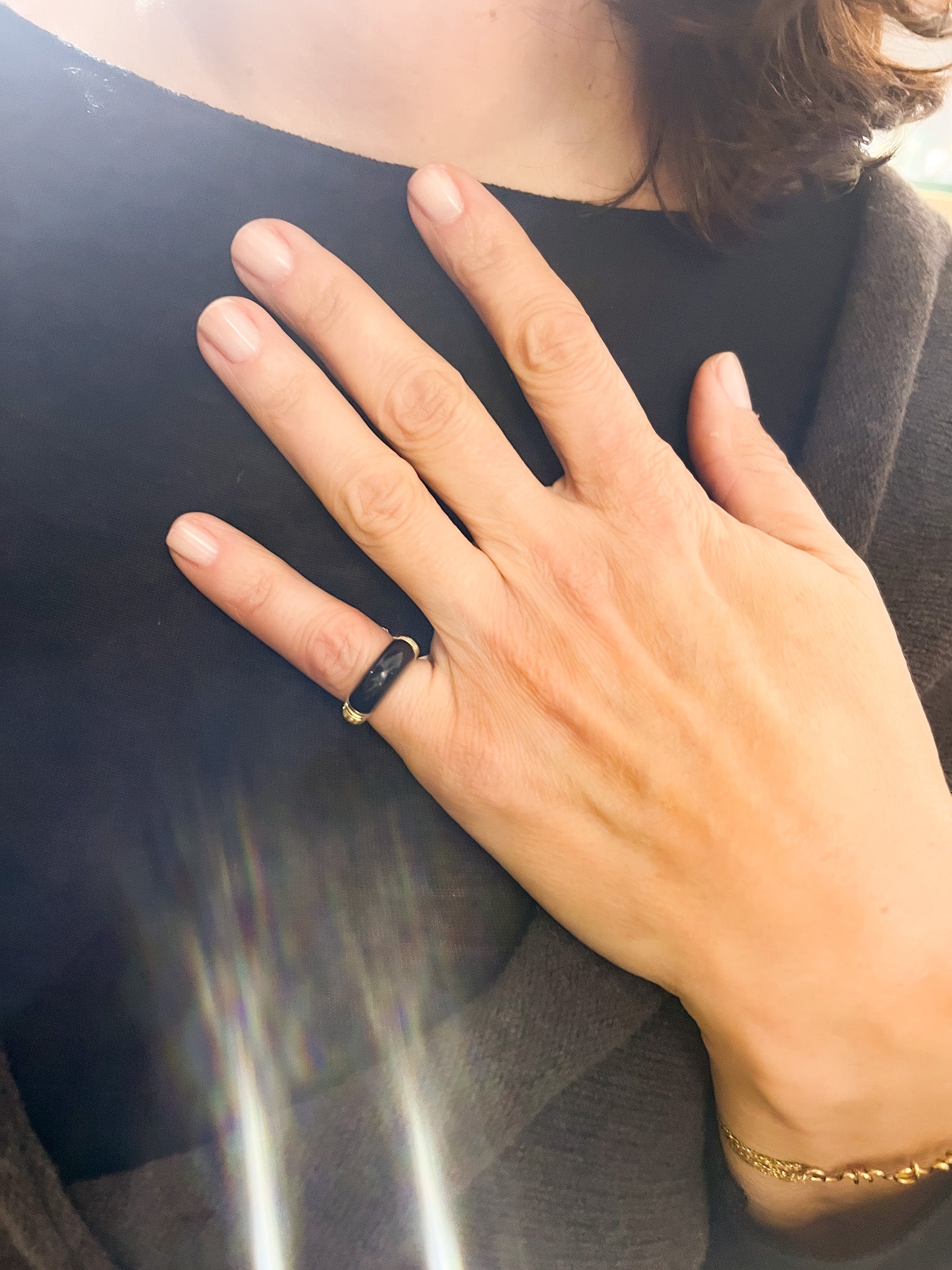 Bague or jaune et onyx de la maison Cartier