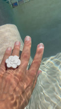 Charger et lire la vidéo dans la visionneuse de la Galerie, Bague de la maison Chanel Modèle Camélia
