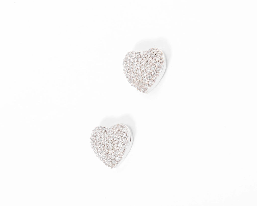 Boucles d'oreilles en gris formant des cœurs, pavée de diamant