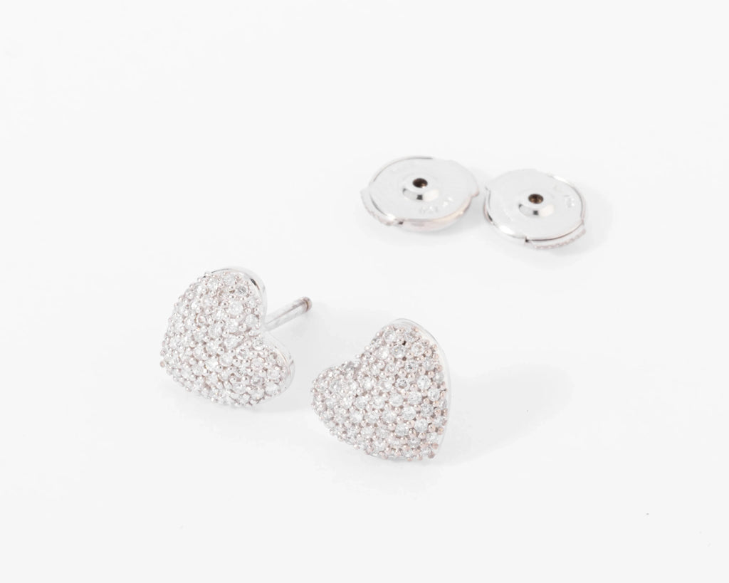 Boucles d'oreilles en gris formant des cœurs, pavée de diamant