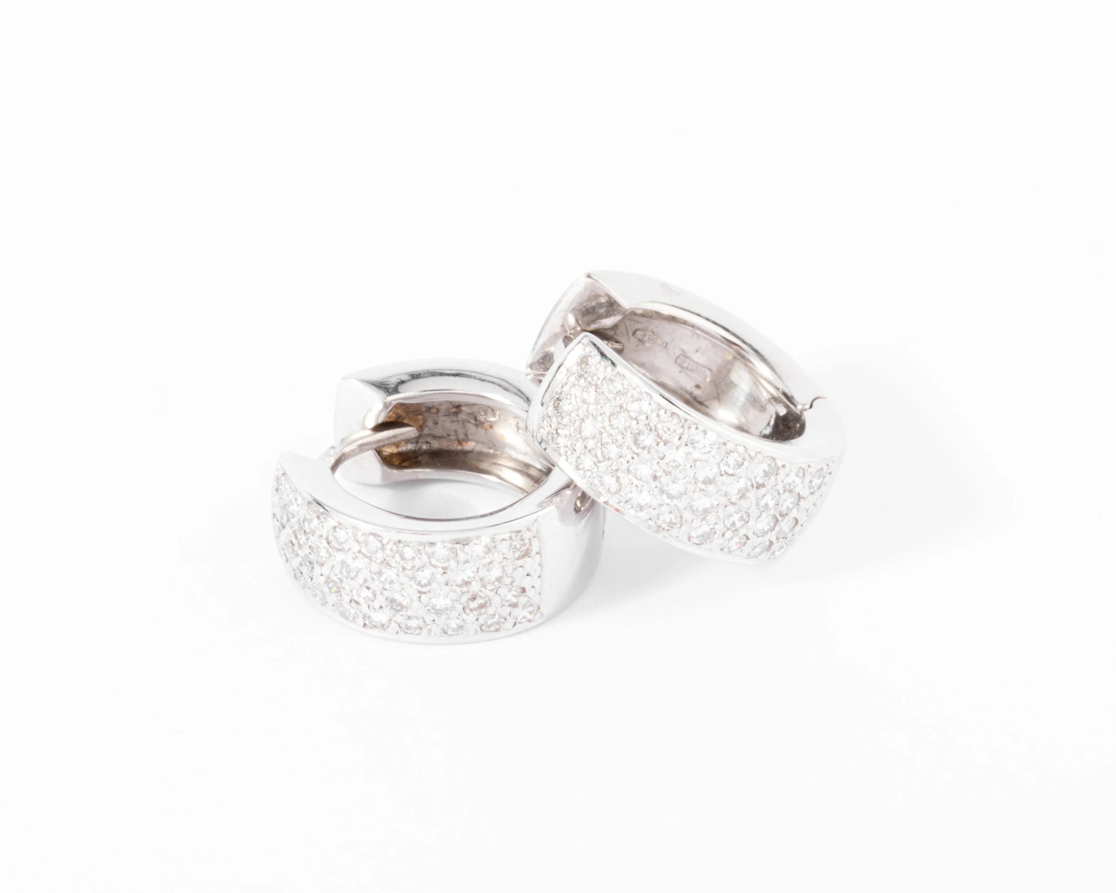 Boucles d'oreilles en demi créole en or gris et diamant