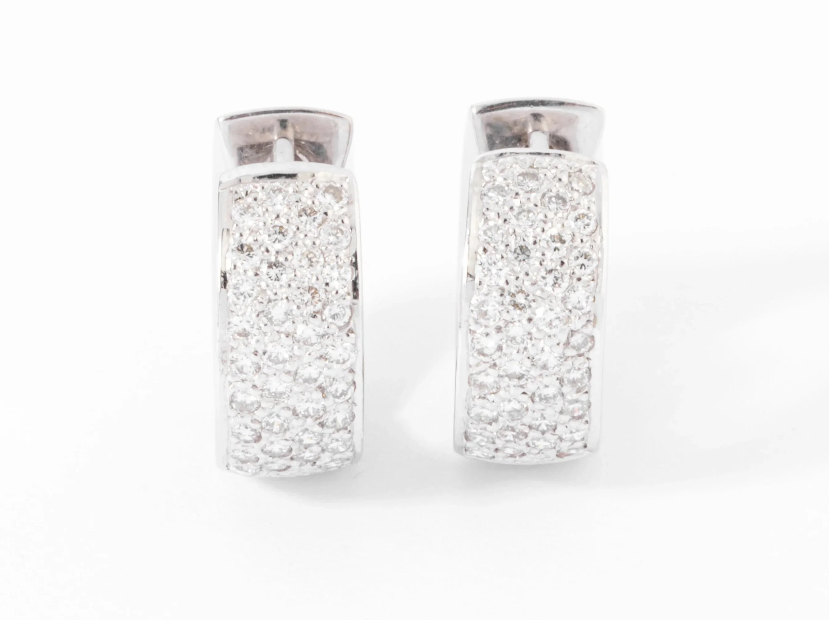 Boucles d'oreilles en demi créole en or gris et diamant