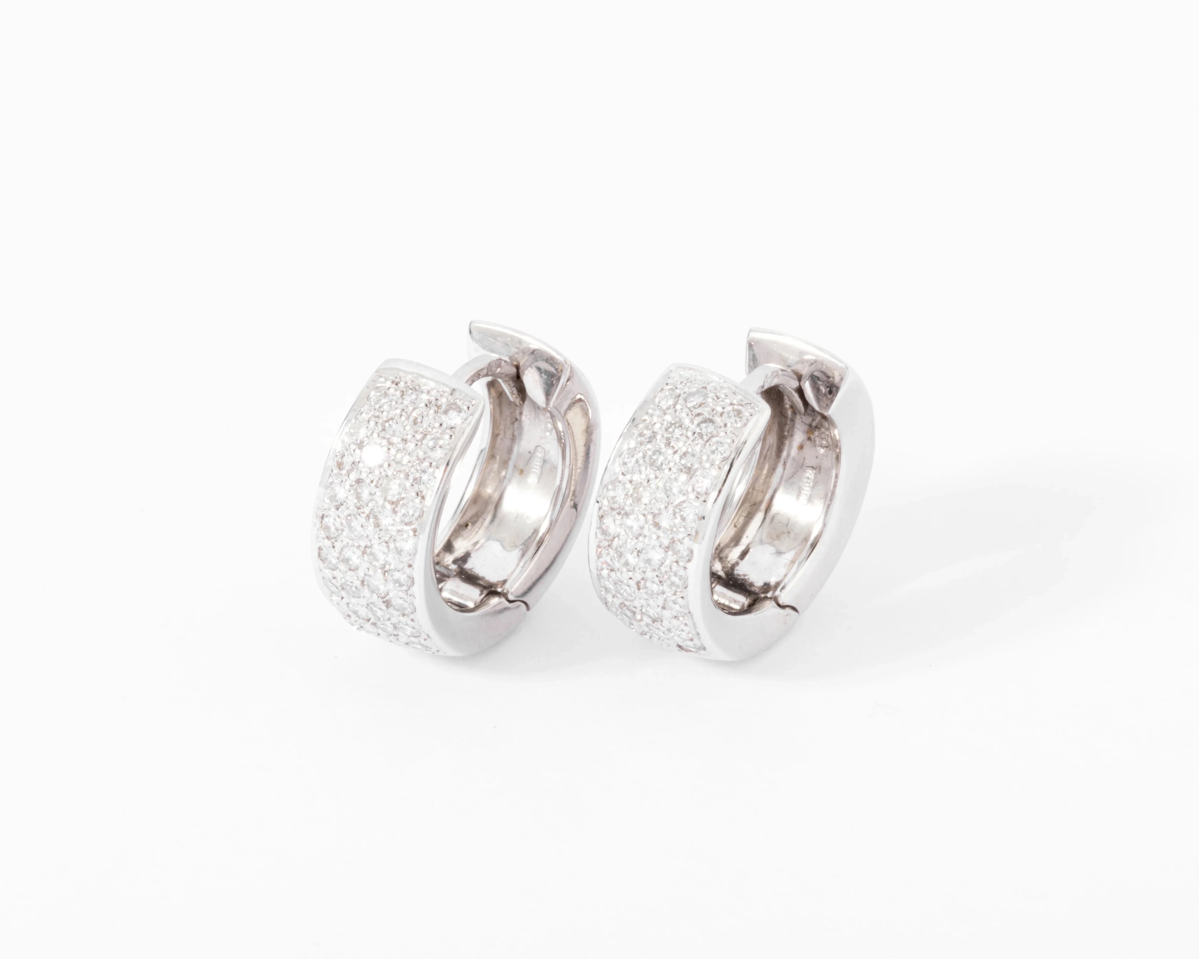 Boucles d'oreilles en demi créole en or gris et diamant