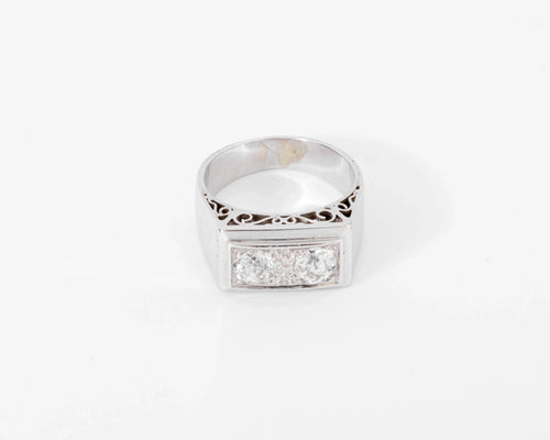 Bague chevaliere en platine ornée de 2 diamants