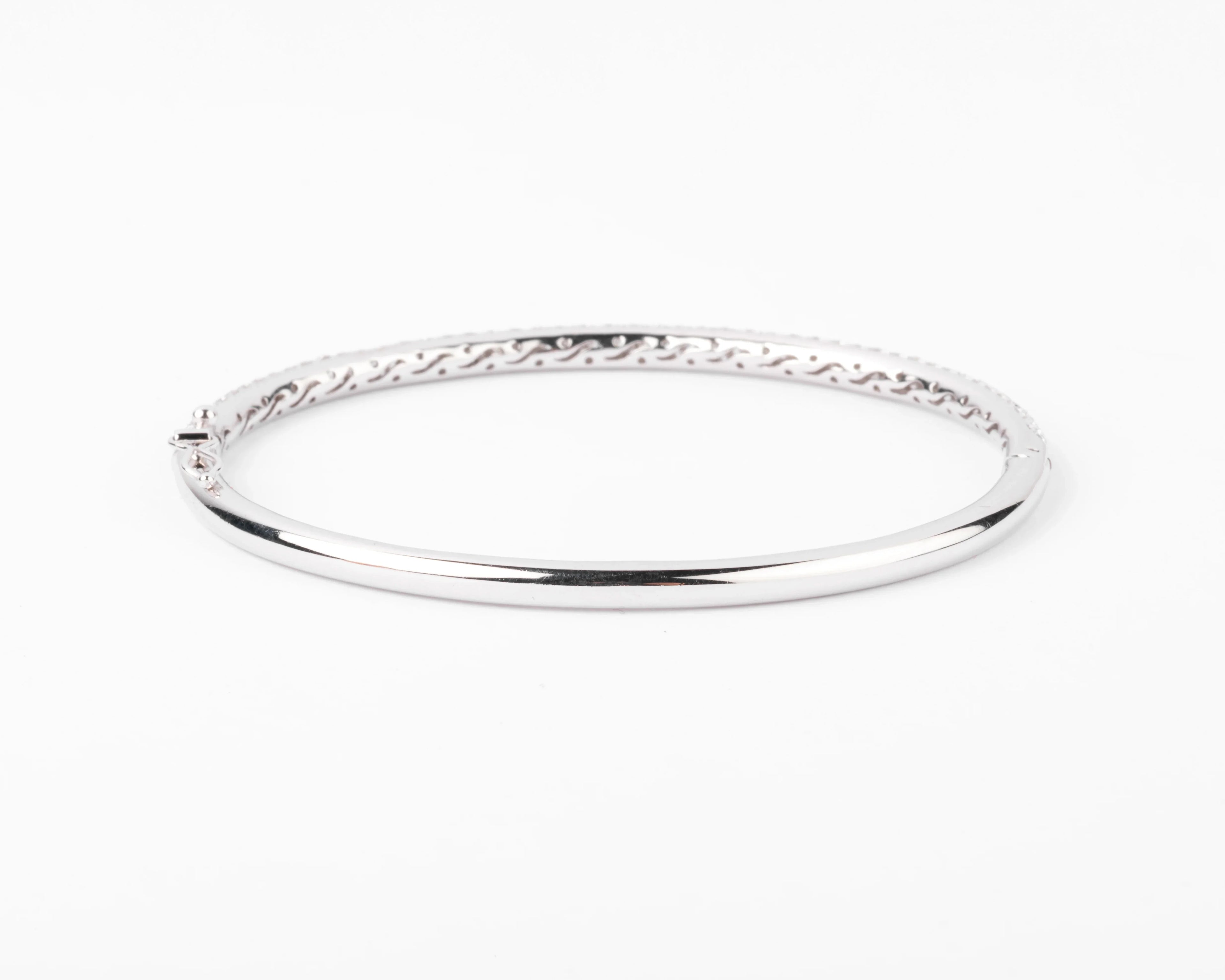 Bracelet jonc en or gris serti de 3 lignes de diamant