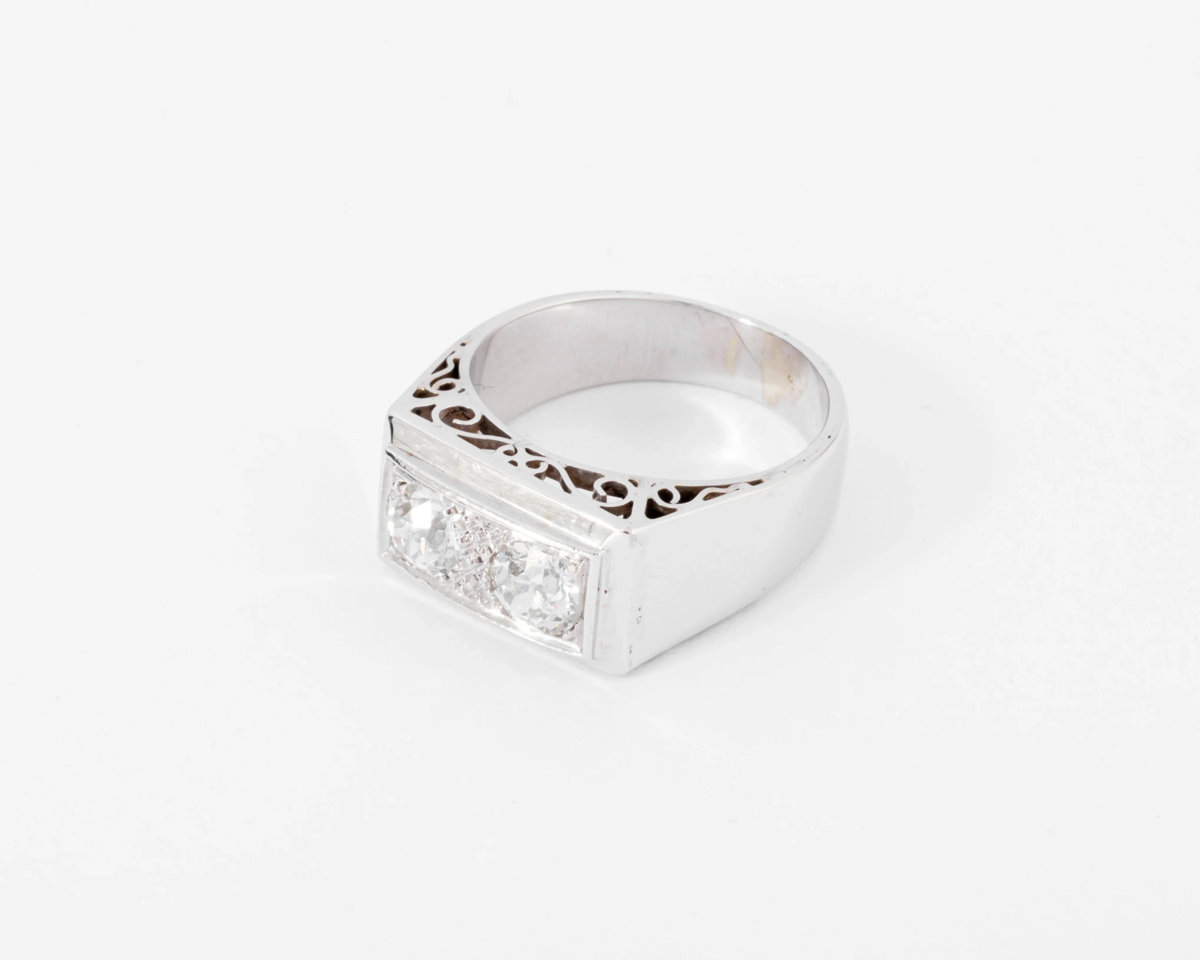 Platinum signet ring adorned with 2 diamonds