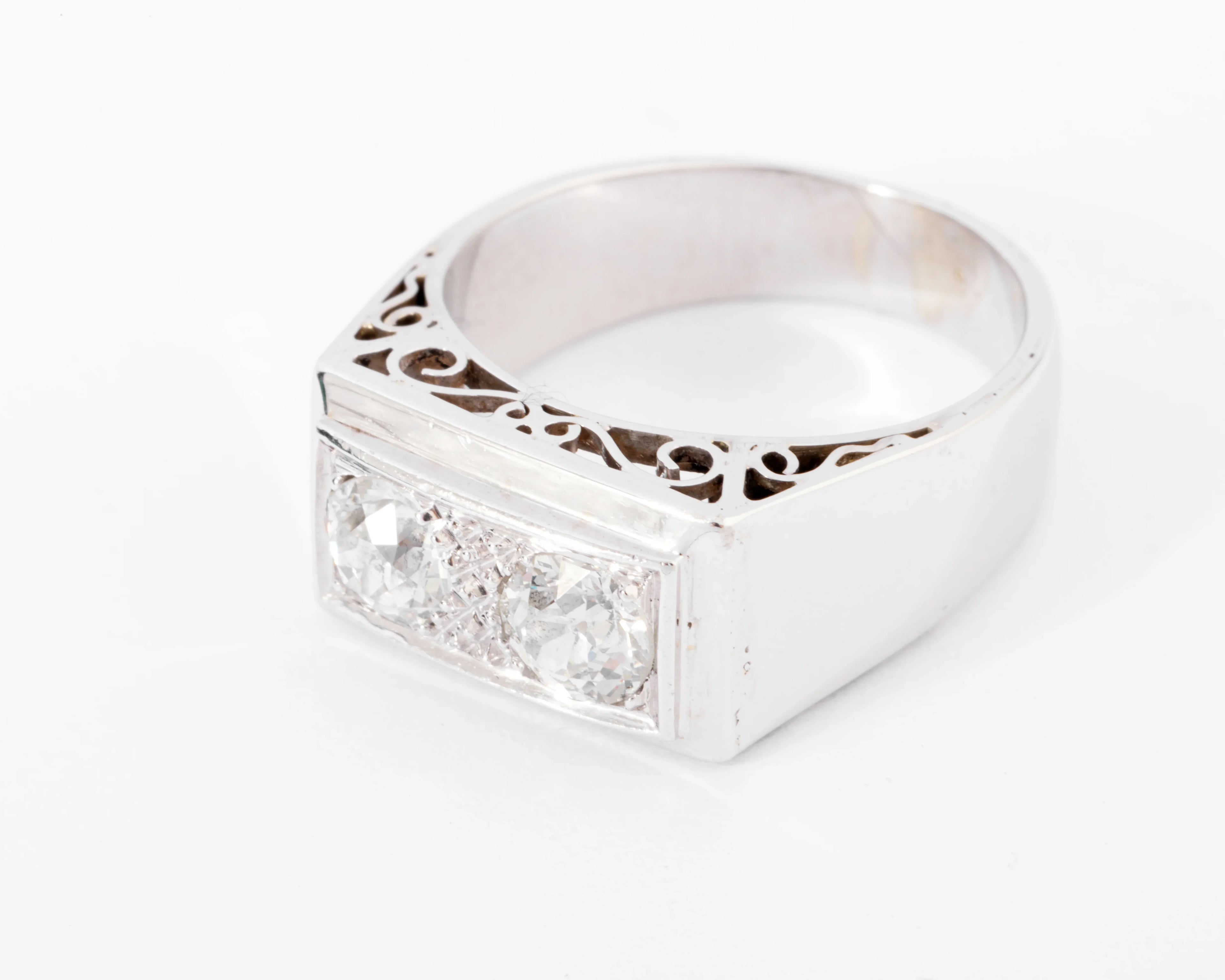Platinum signet ring adorned with 2 diamonds