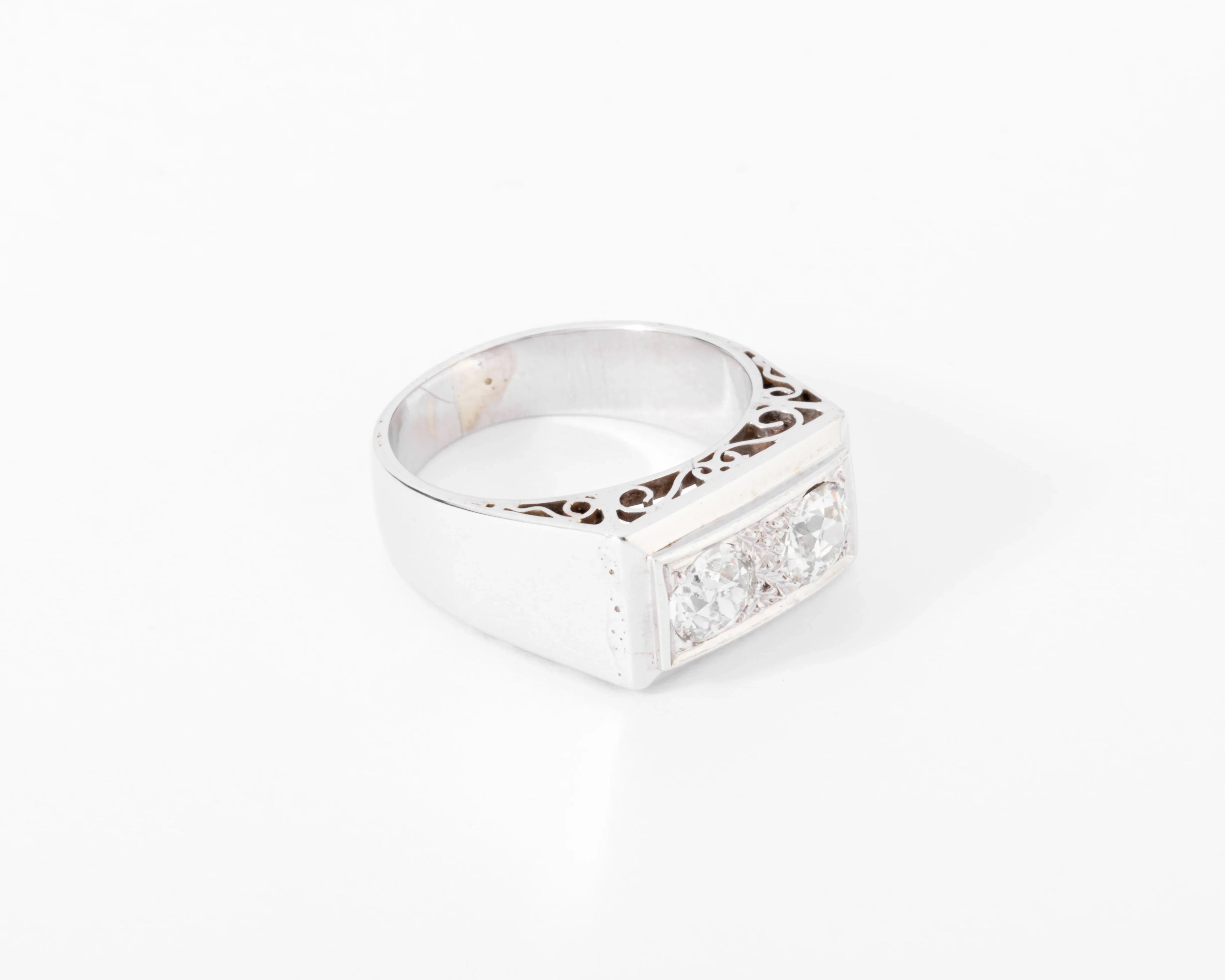 Platinum signet ring adorned with 2 diamonds