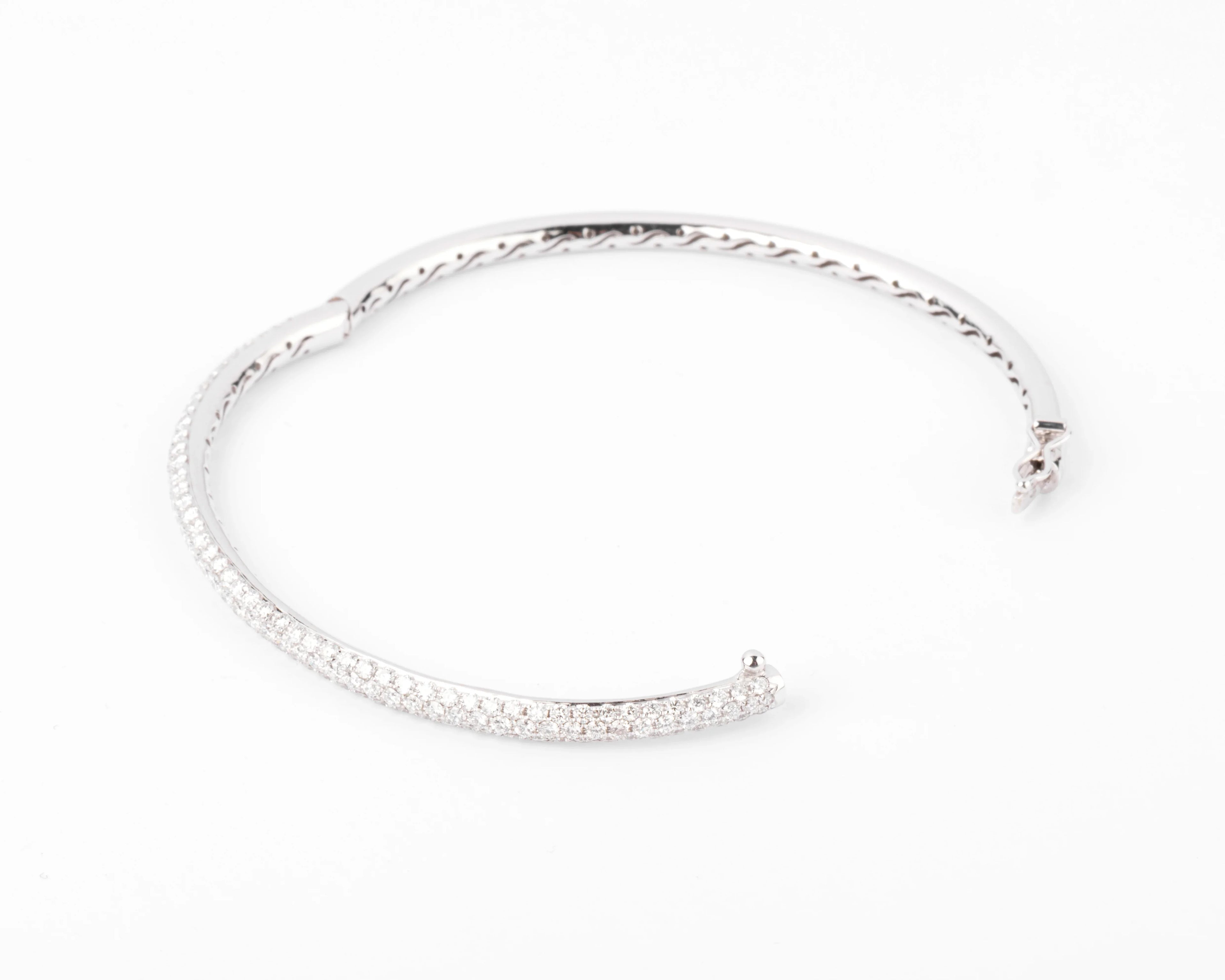 Bracelet jonc en or gris serti de 3 lignes de diamant