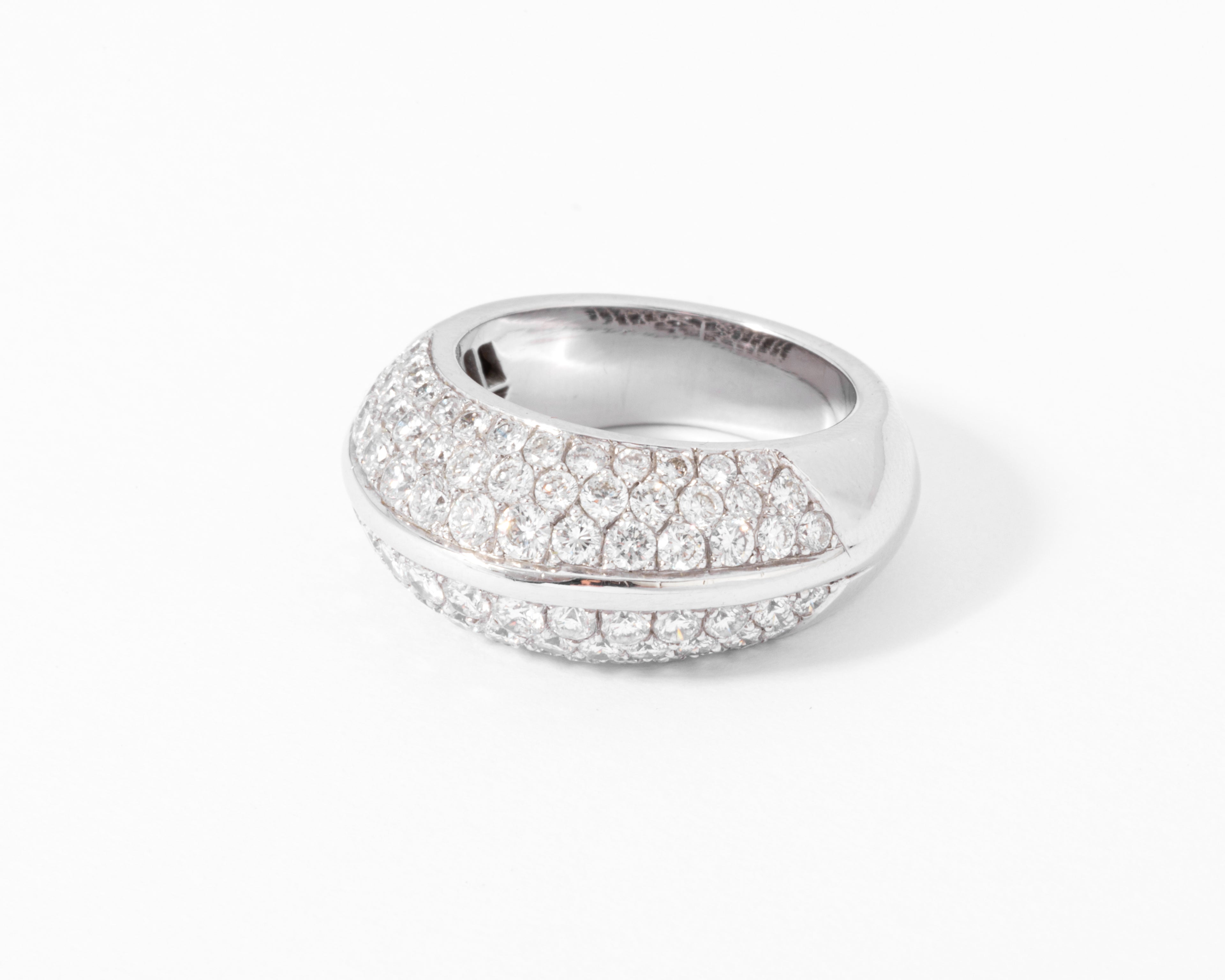 Bague jonc en or gris entièrement pavée de diamant