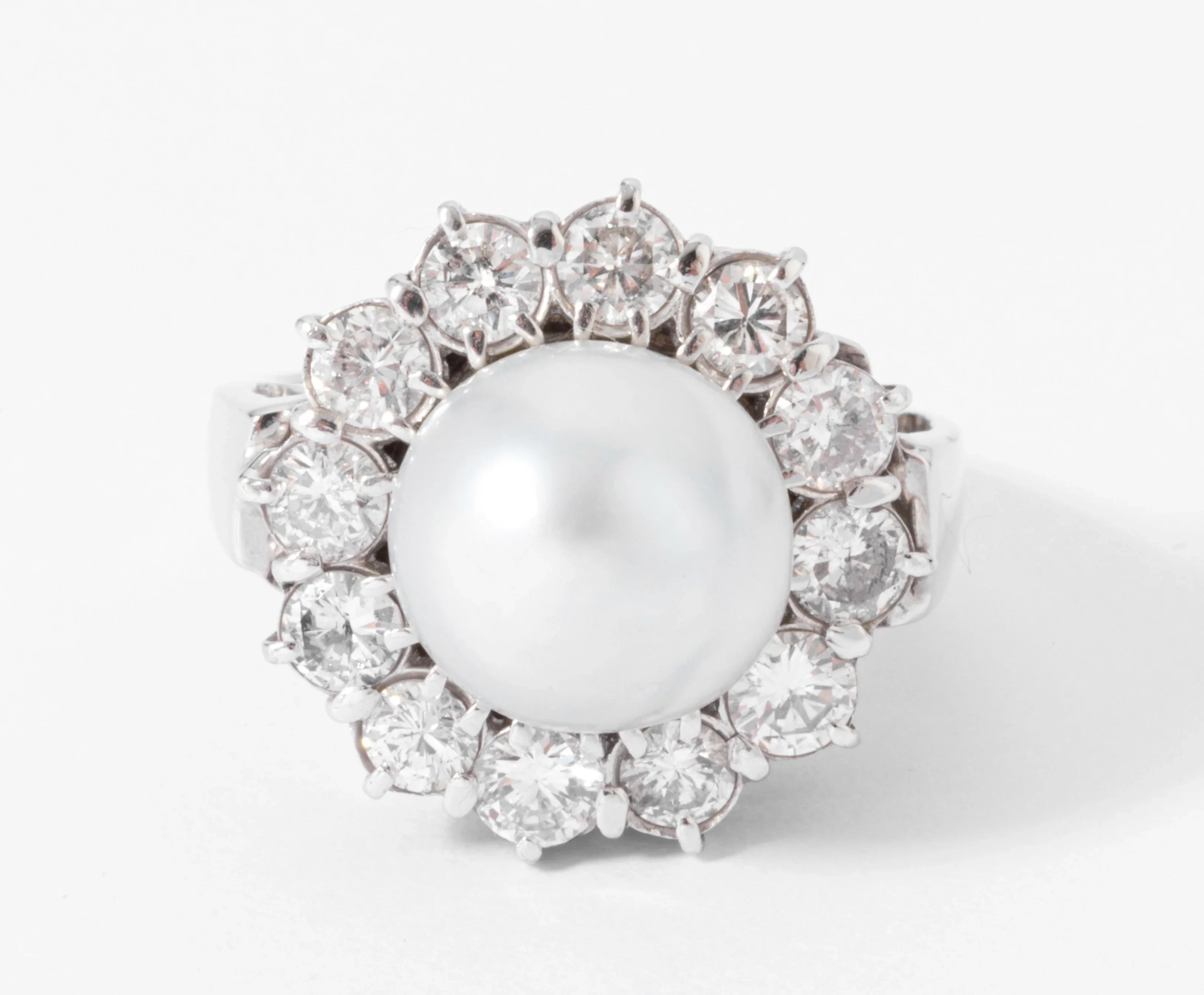 Daisy ring with a pearl, surrounded by diamonds