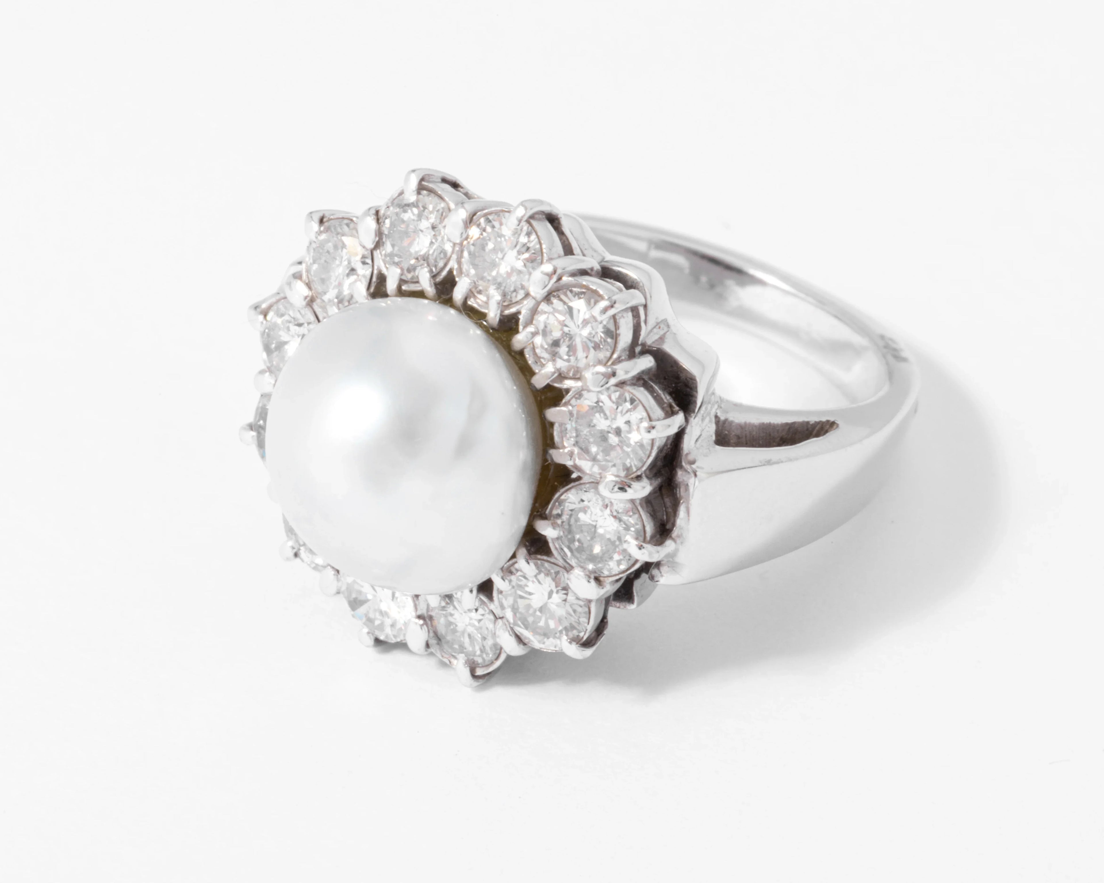 Daisy ring with a pearl, surrounded by diamonds