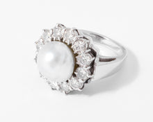 Charger l&#39;image dans la galerie, Bague marguerite en perle, entourée diamants
