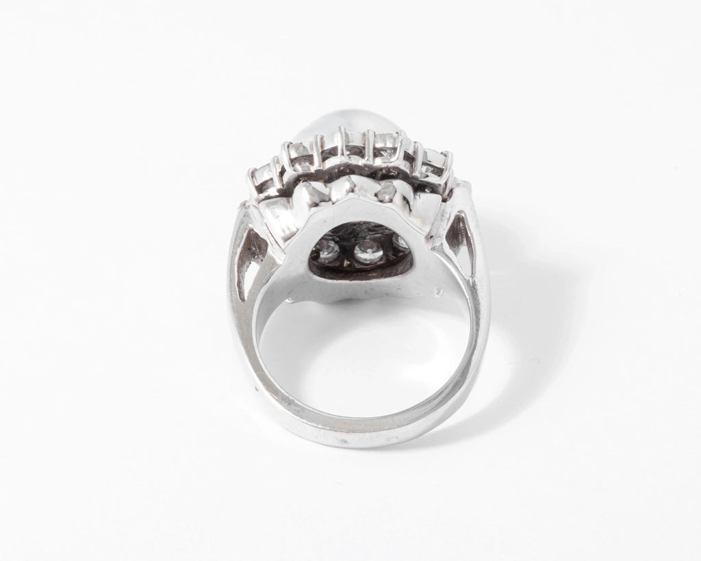 Daisy ring with a pearl, surrounded by diamonds