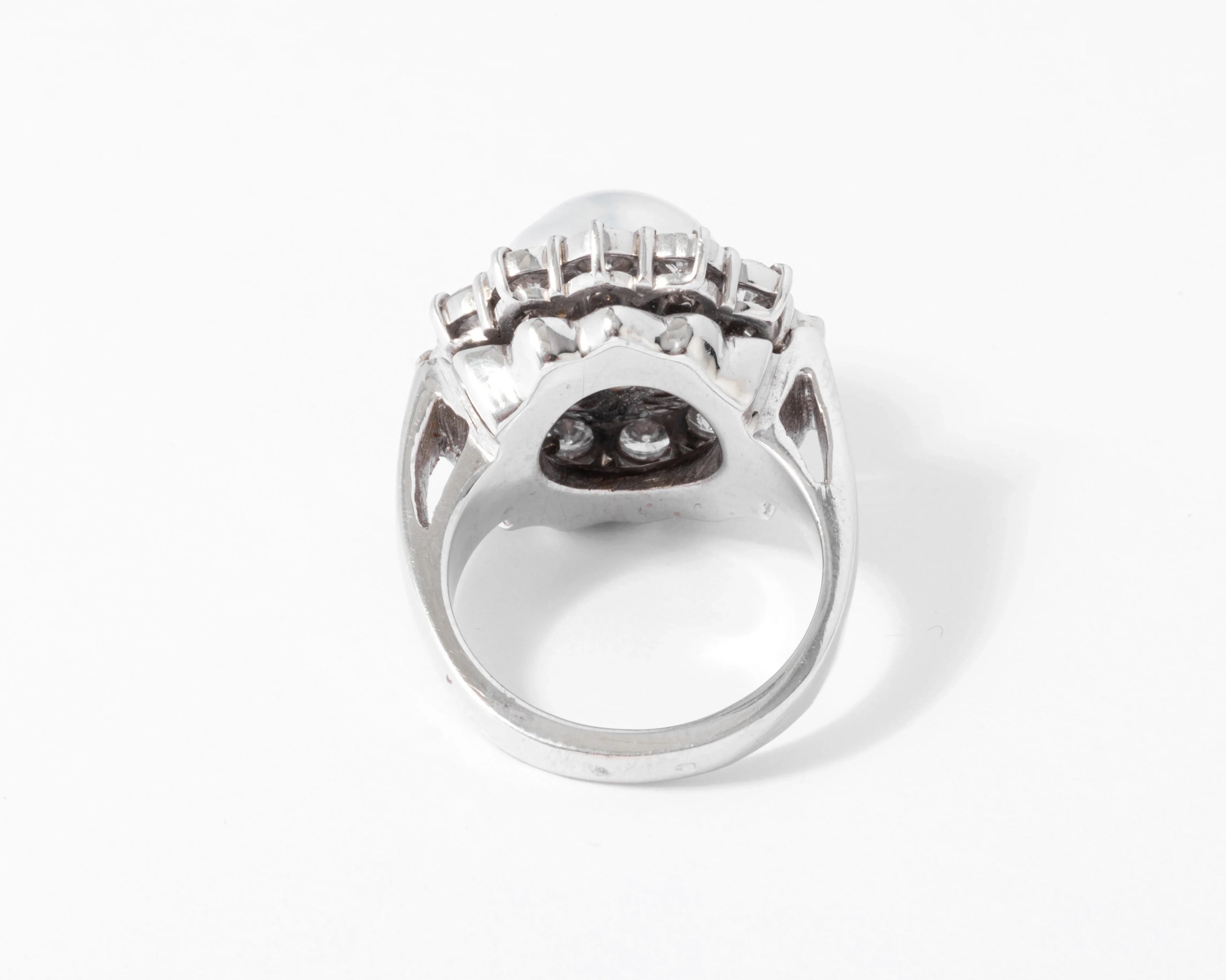 Daisy ring with a pearl, surrounded by diamonds