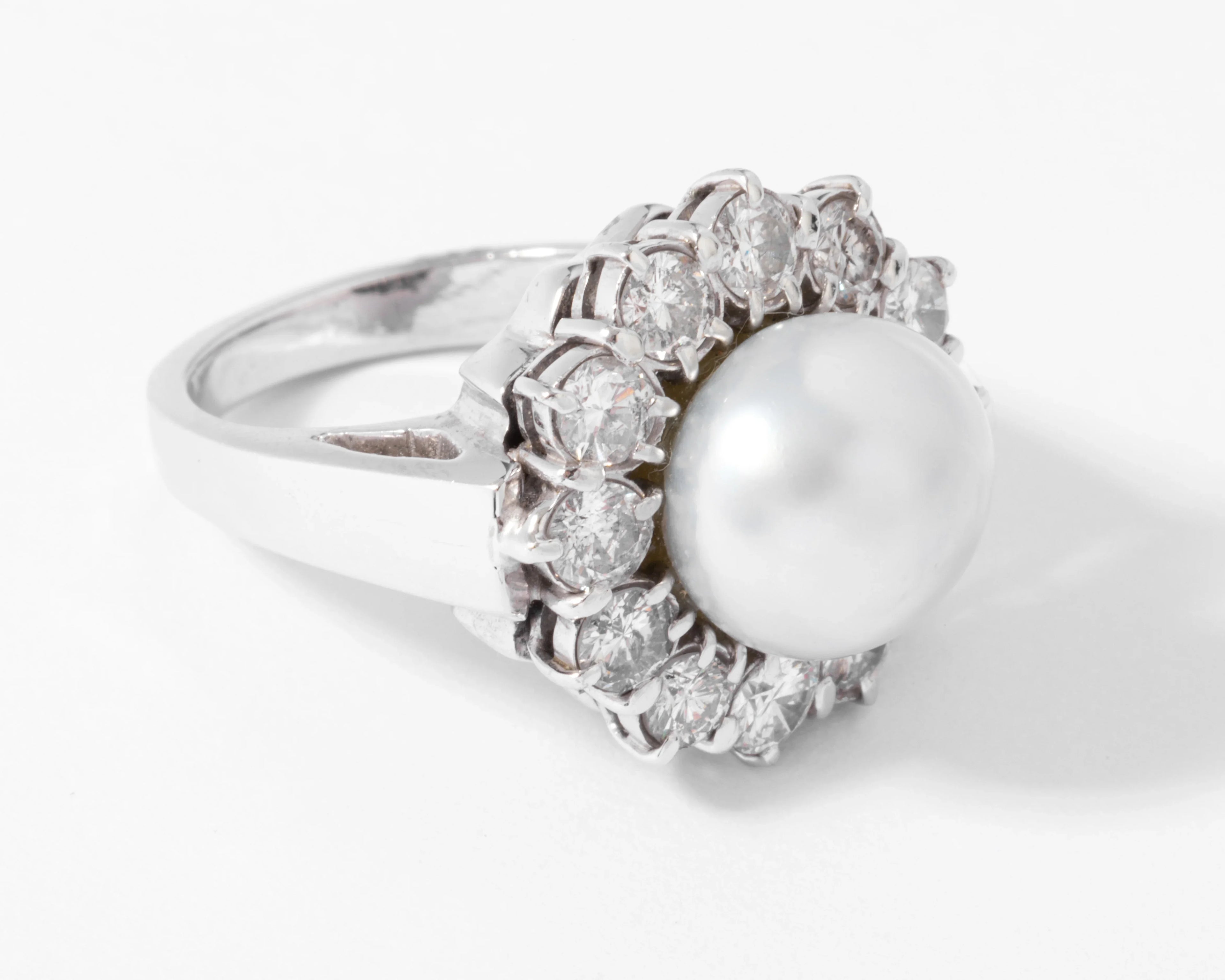 Daisy ring with a pearl, surrounded by diamonds