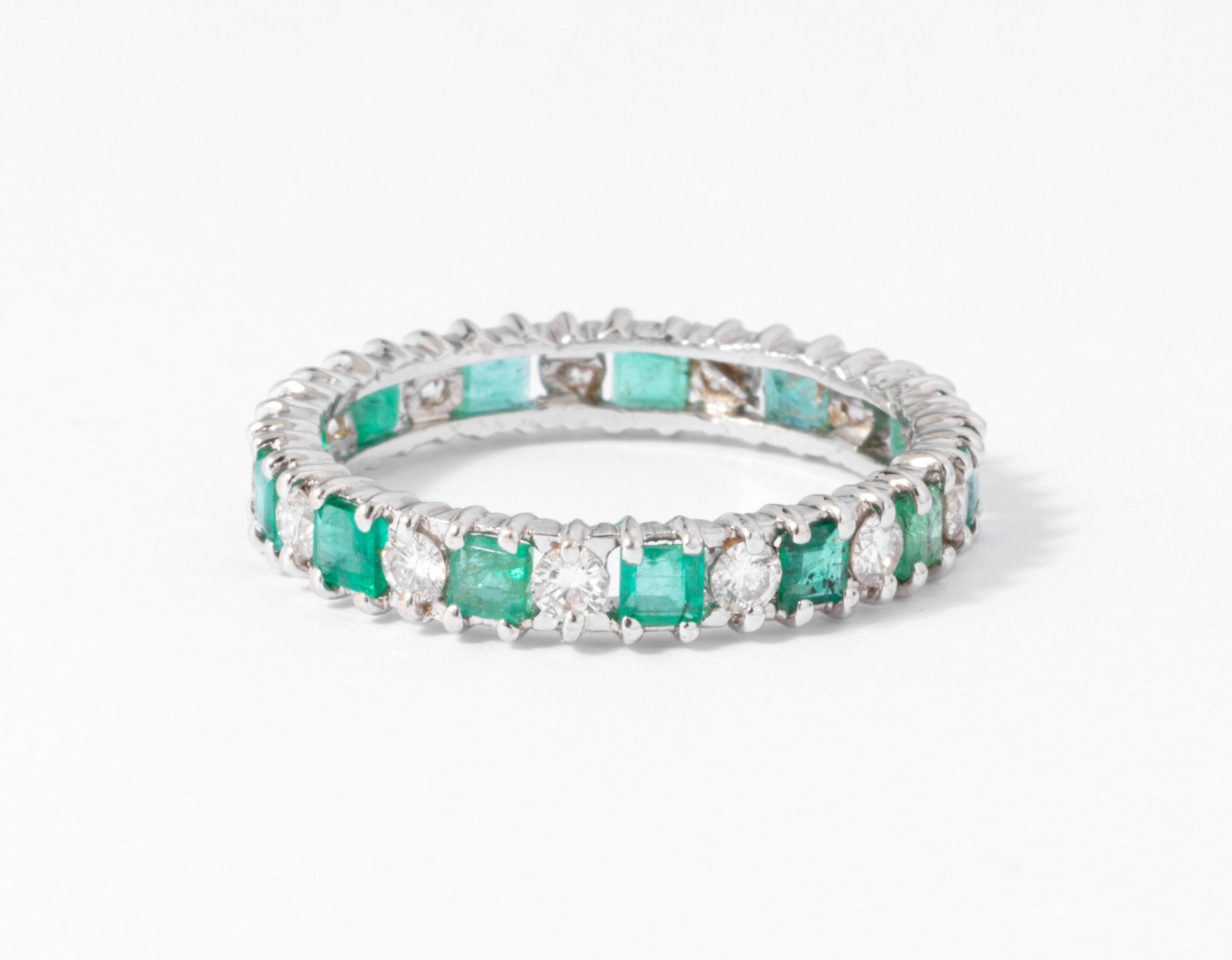 Alliance en diamant et émeraudes sur or gris