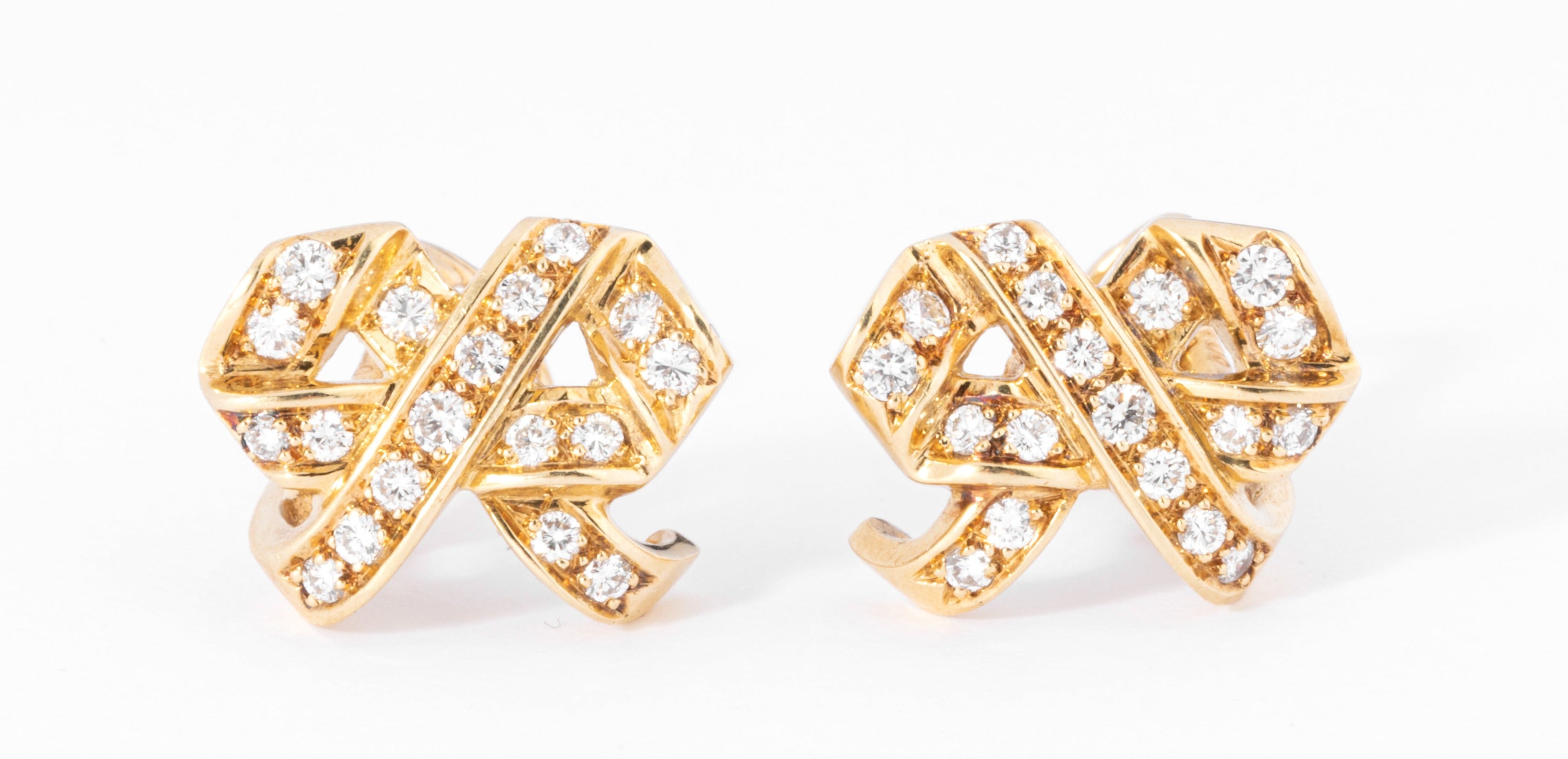 Boucles d'oreilles signée de la maison Dior en or jaune et diamant