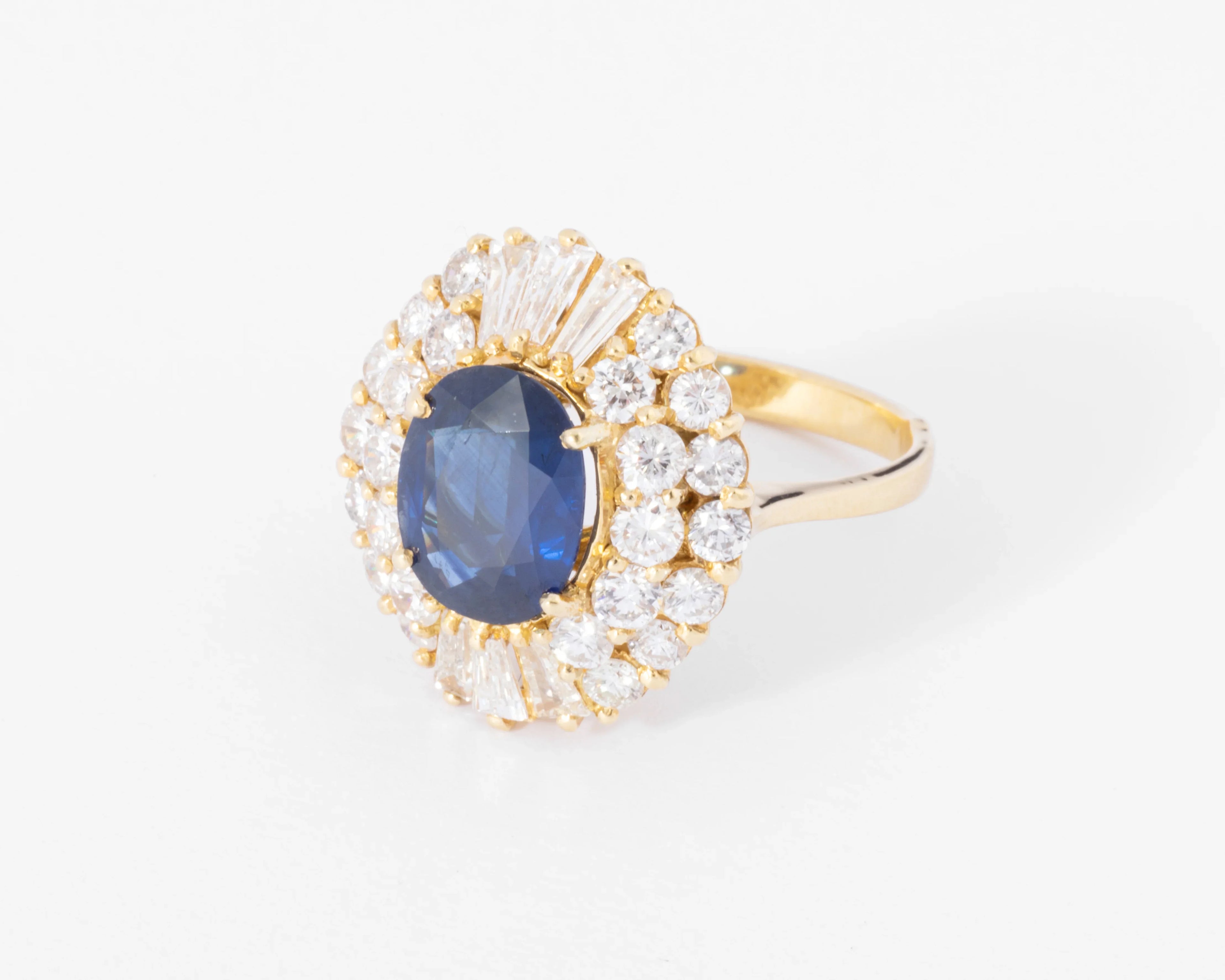 daisy ring in yellow gold with sapphire and double diamond halo