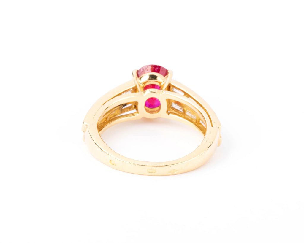 Yellow gold ring adorned with a Burmese ruby