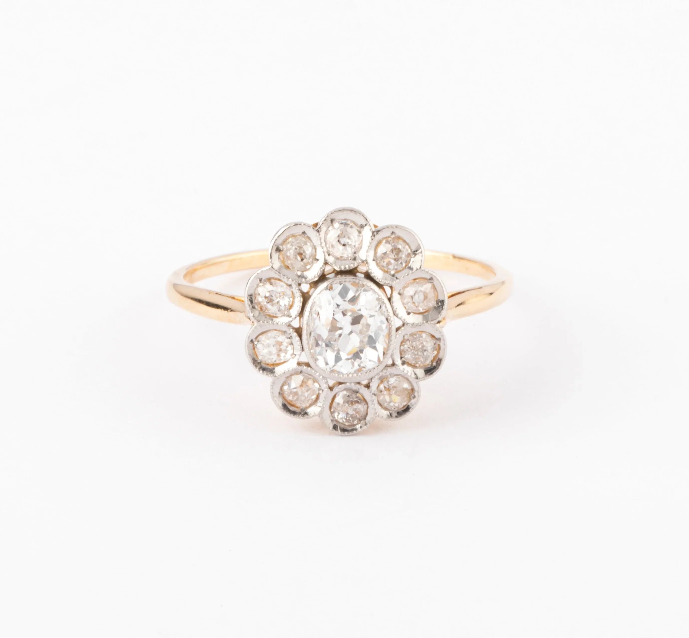 Antique daisy ring in gold and diamond
