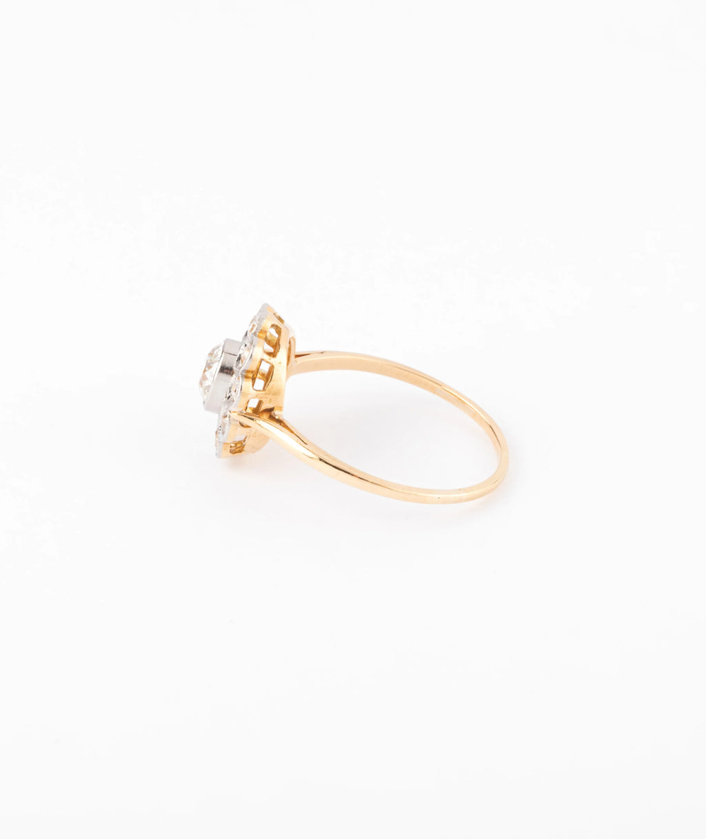 Antique daisy ring in gold and diamond