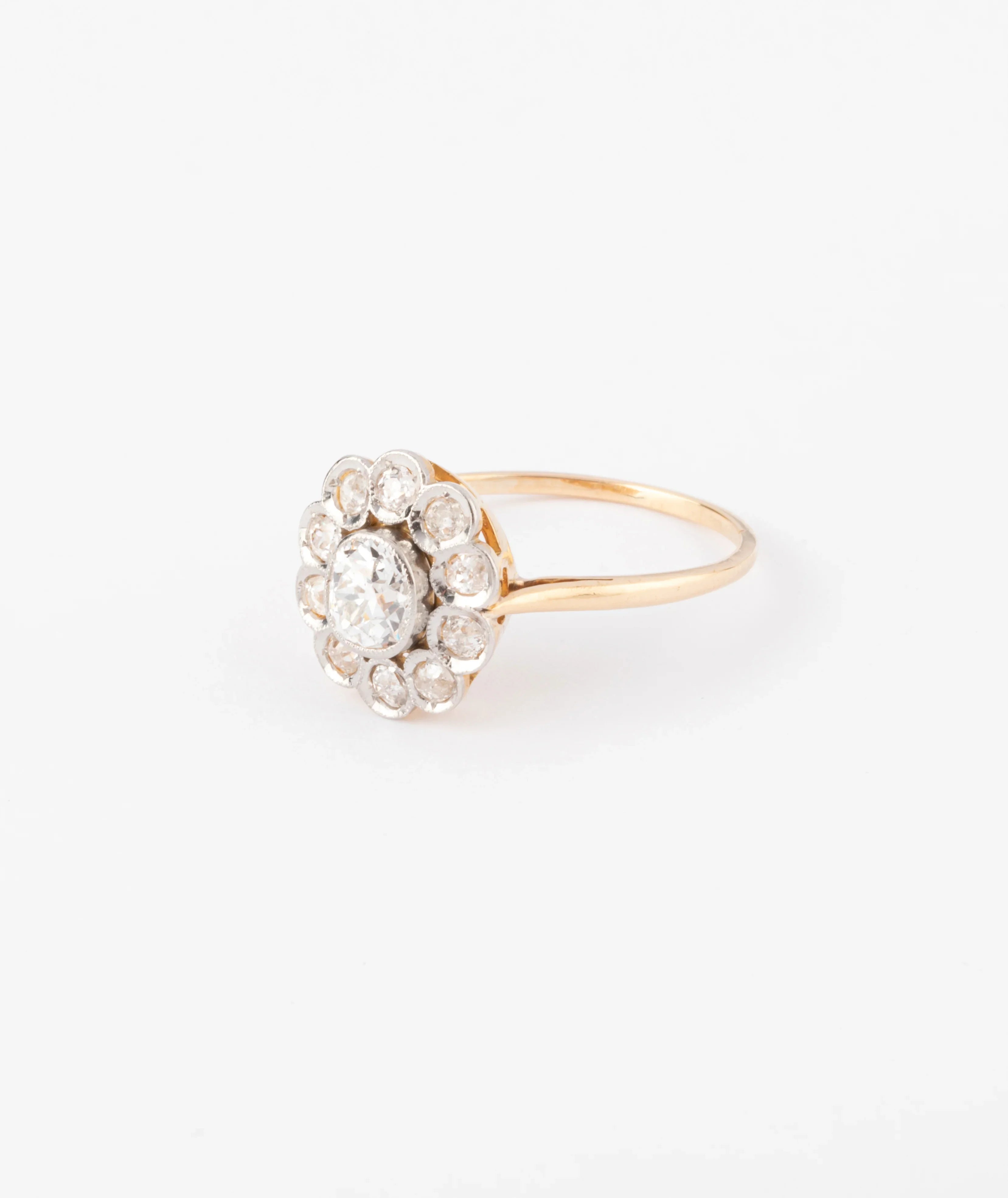 Antique daisy ring in gold and diamond