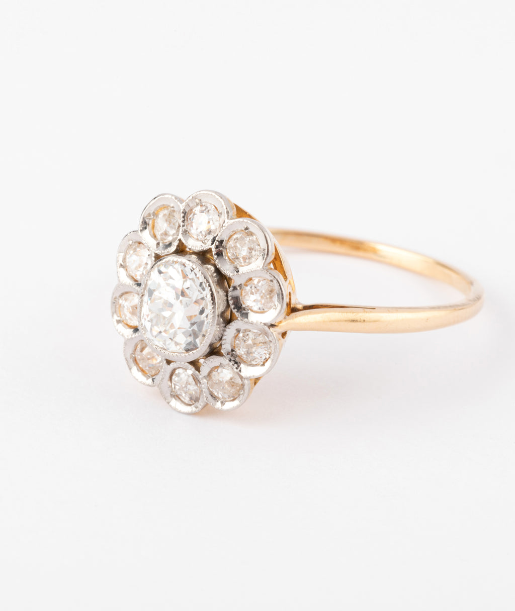 Antique daisy ring in gold and diamond