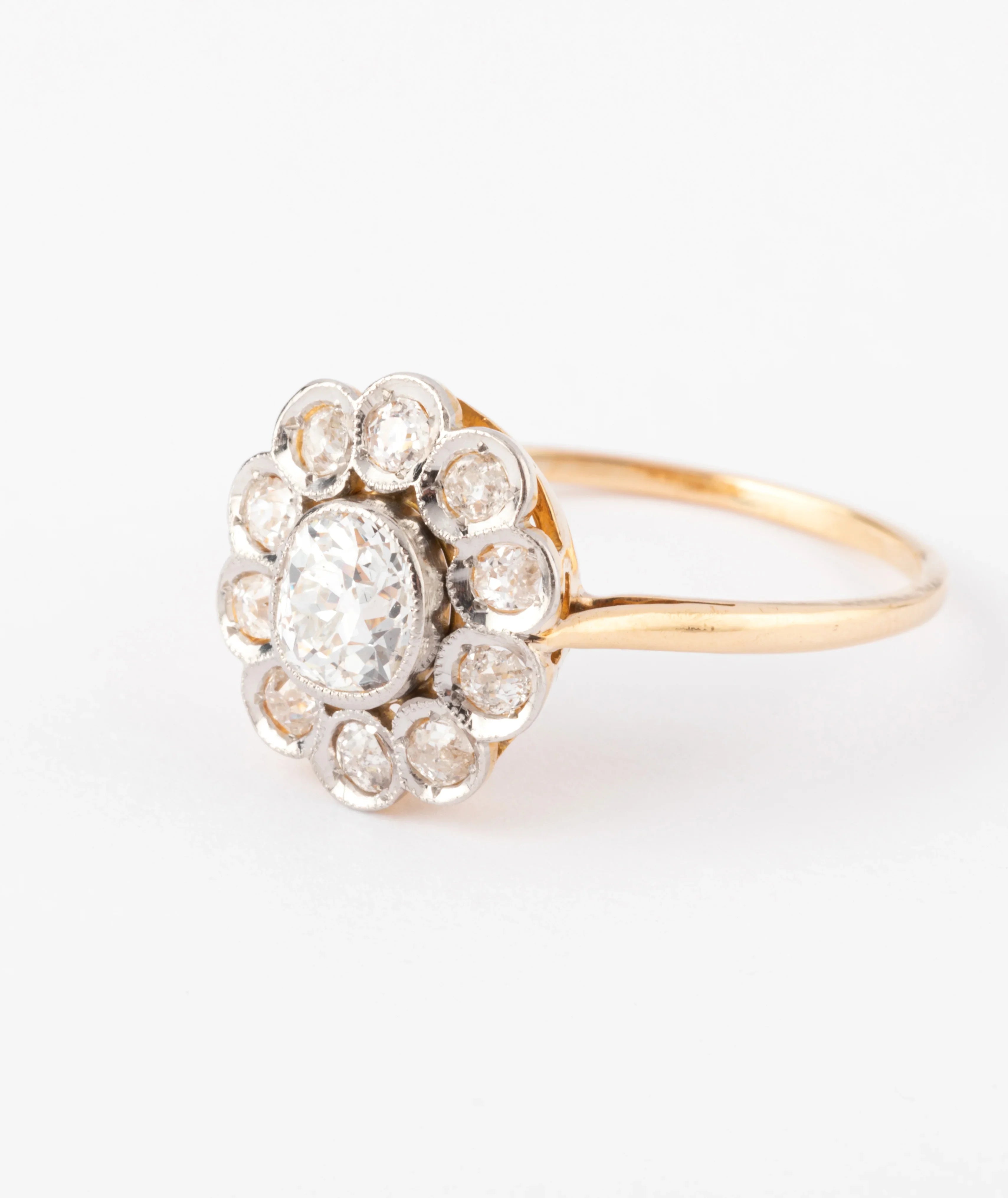 Antique daisy ring in gold and diamond