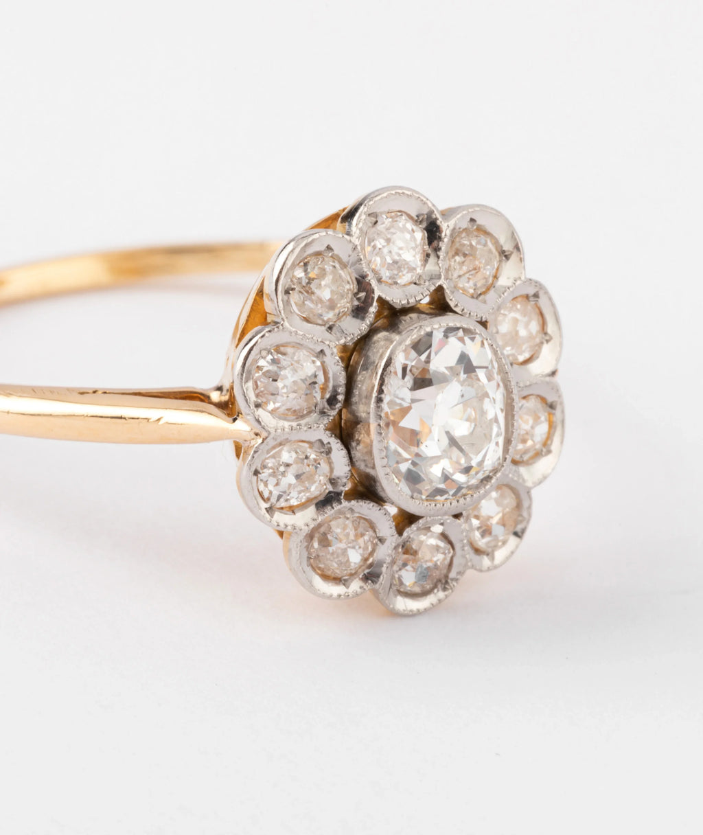 Antique daisy ring in gold and diamond