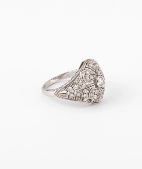 Bague dôme or gris et diamants ciselée