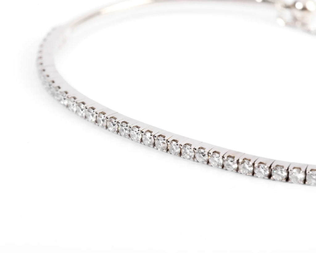 Half-bangle bracelet in white gold with diamond on top