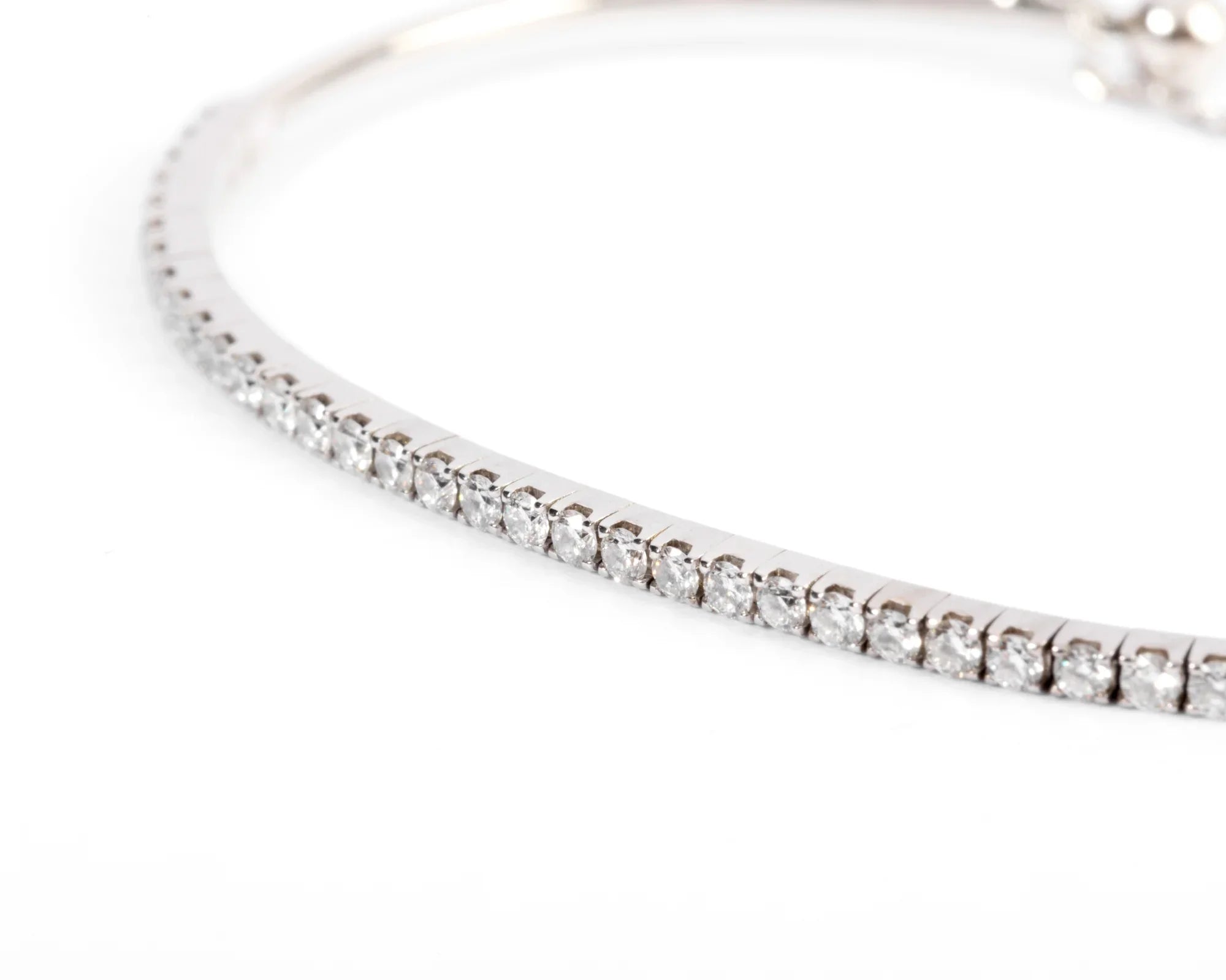 Bracelet demi jonc or gris et diamant sur le dessus