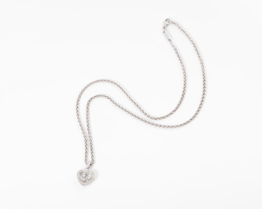 Un pendentif or gris signé de la maison Chopard