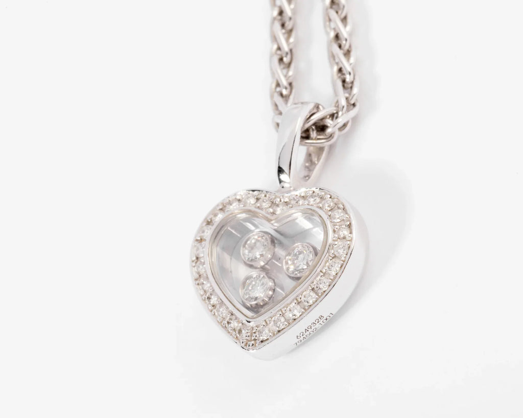 Un pendentif or gris signé de la maison Chopard