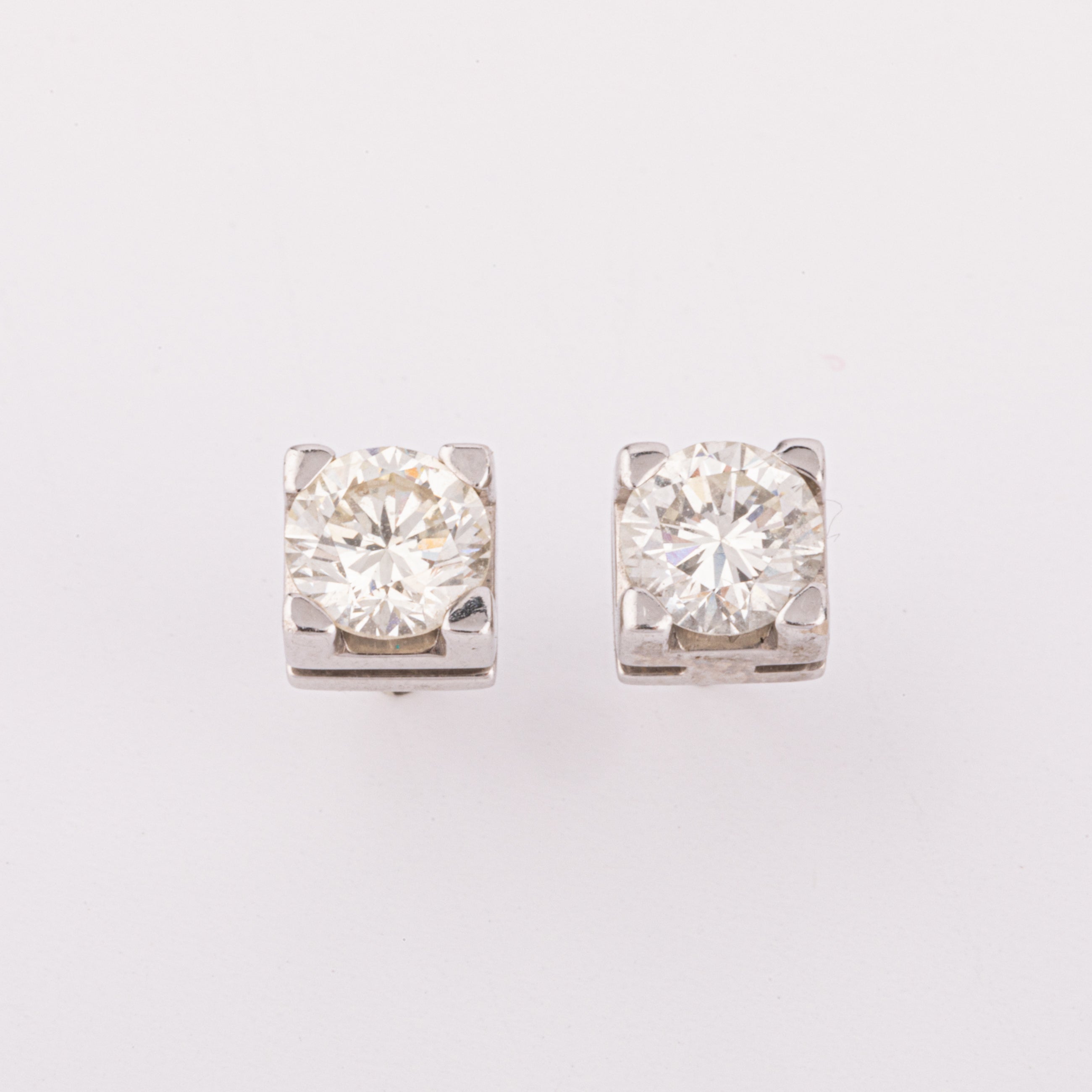 Paire de puce d'oreilles en diamant de taille moderne
