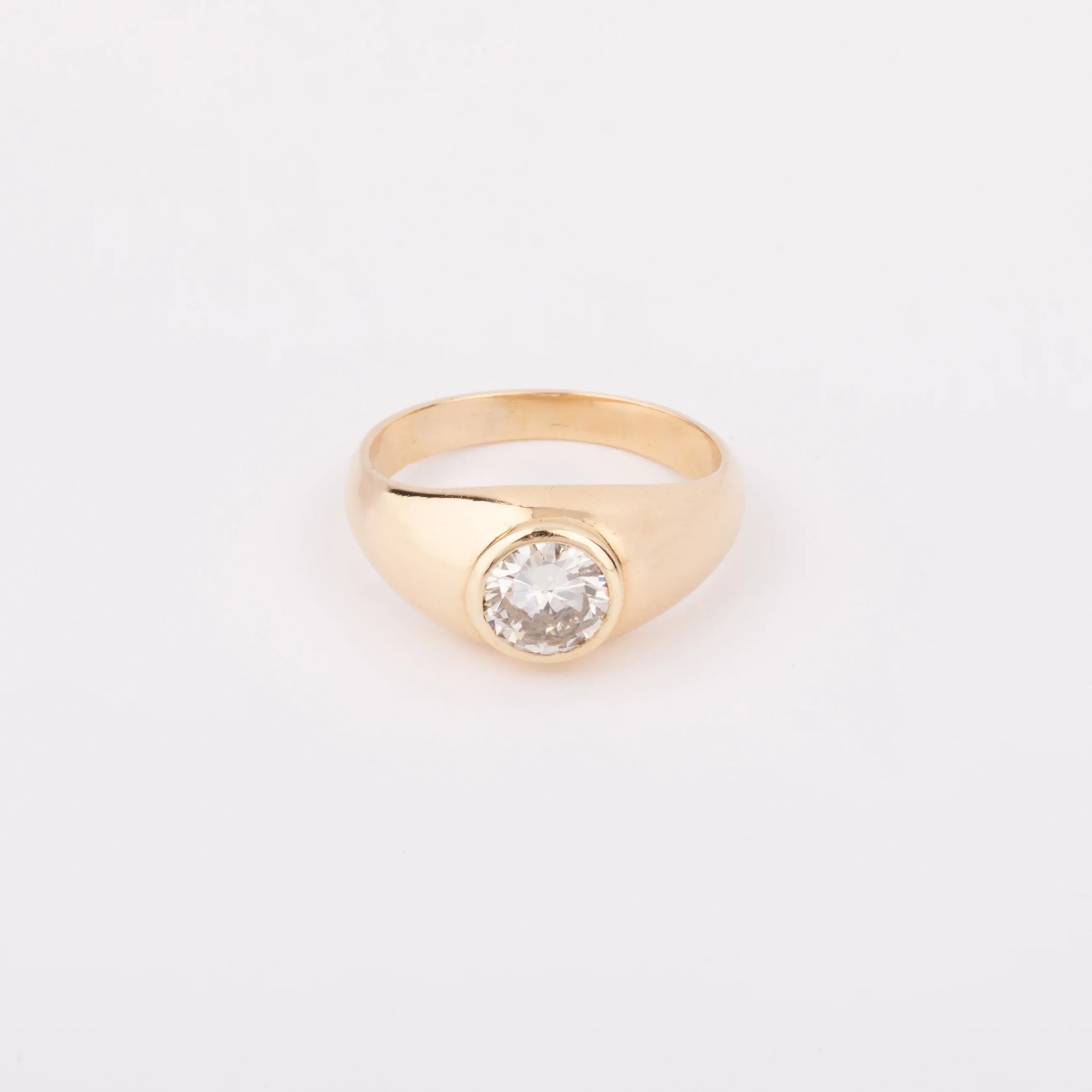 Bague solitaire sur or jaune diamant demi taille