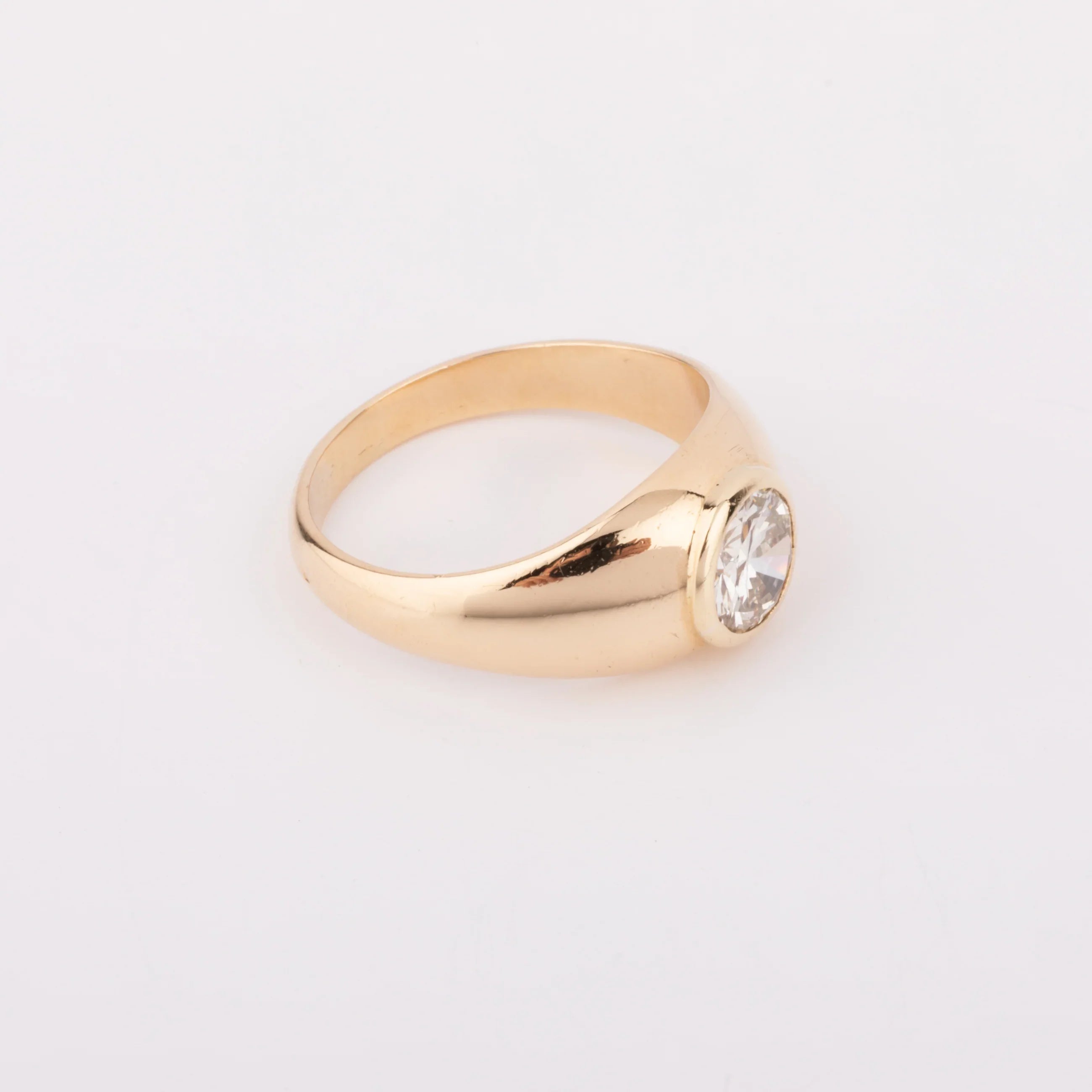 Bague solitaire sur or jaune diamant demi taille