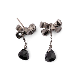 Boucles d'oreilles nœuds Pomellato modèle forever en or gris noirci et onyx