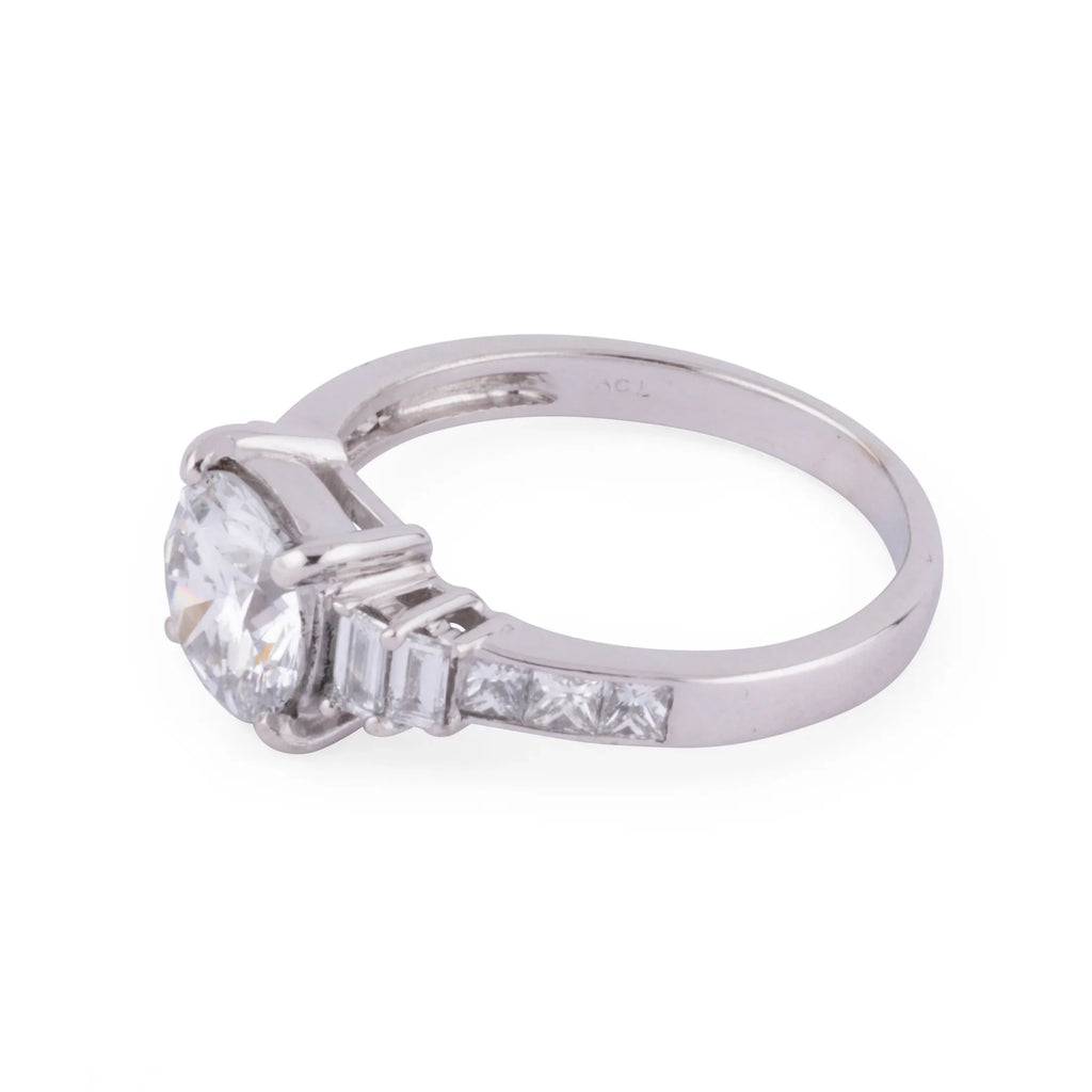 White gold ring set with a brilliant-cut diamond