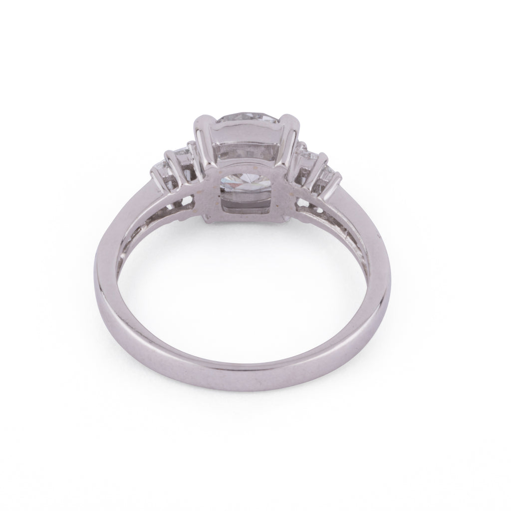 White gold ring set with a brilliant-cut diamond