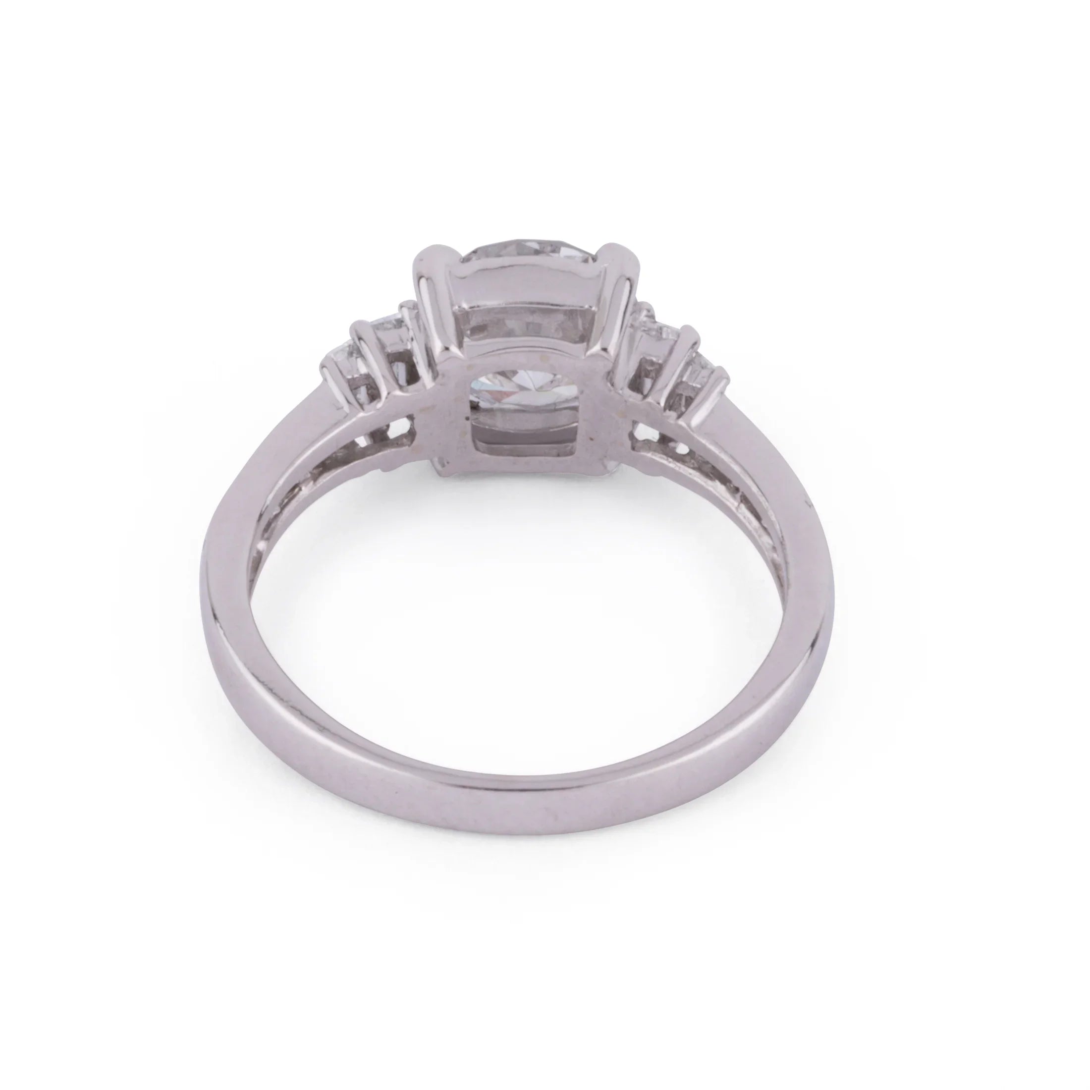 White gold ring set with a brilliant-cut diamond