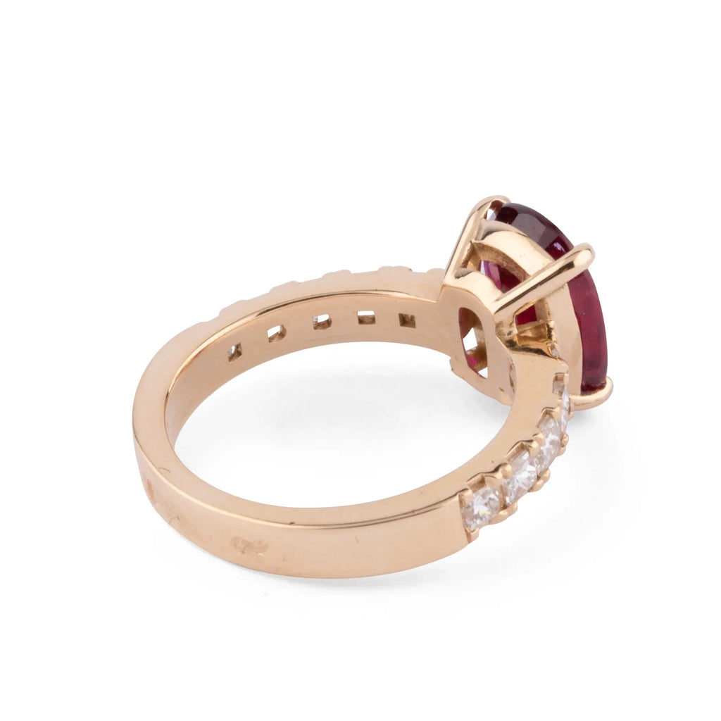 Yellow gold ring with ruby and princess cut diamonds