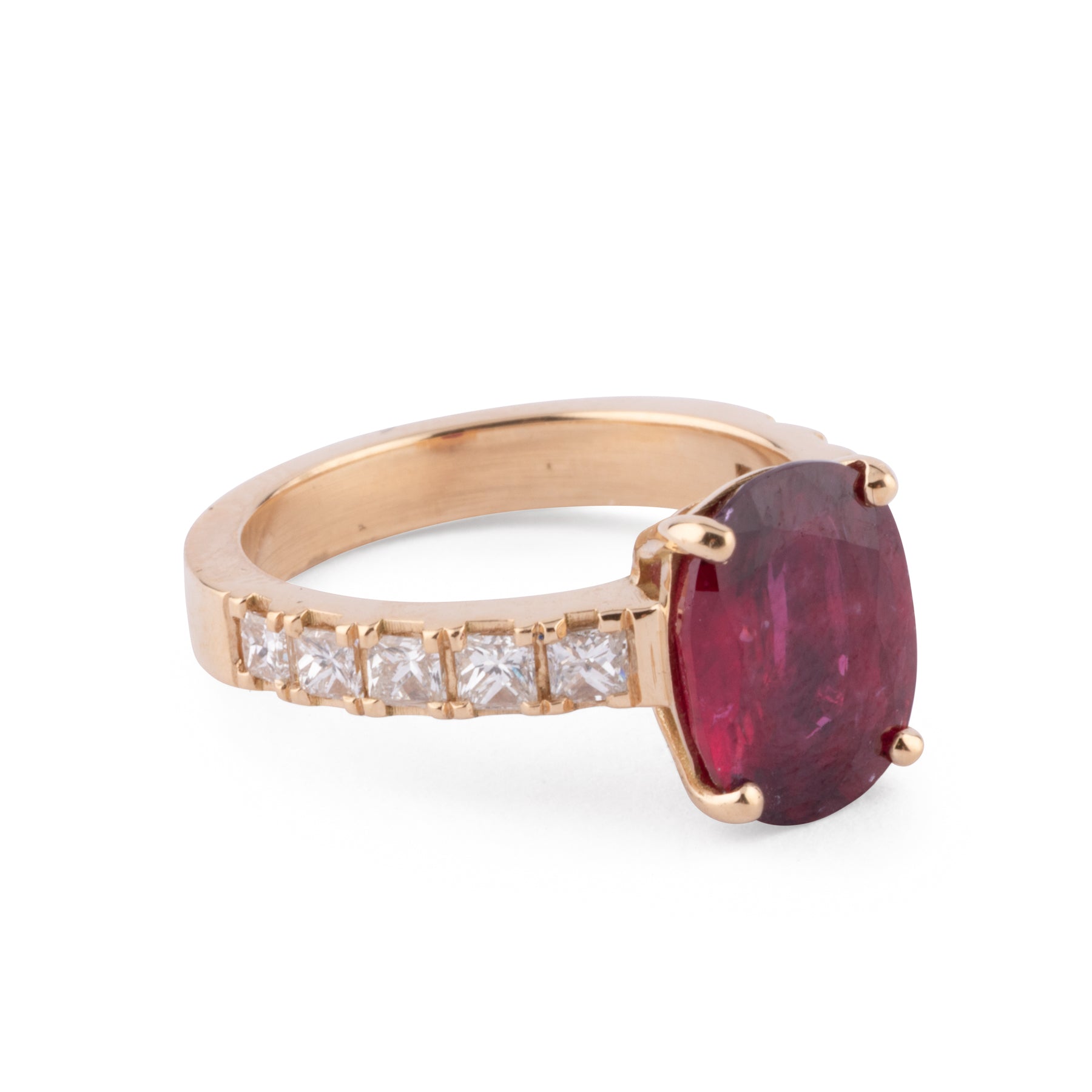 Yellow gold ring with ruby and princess cut diamonds