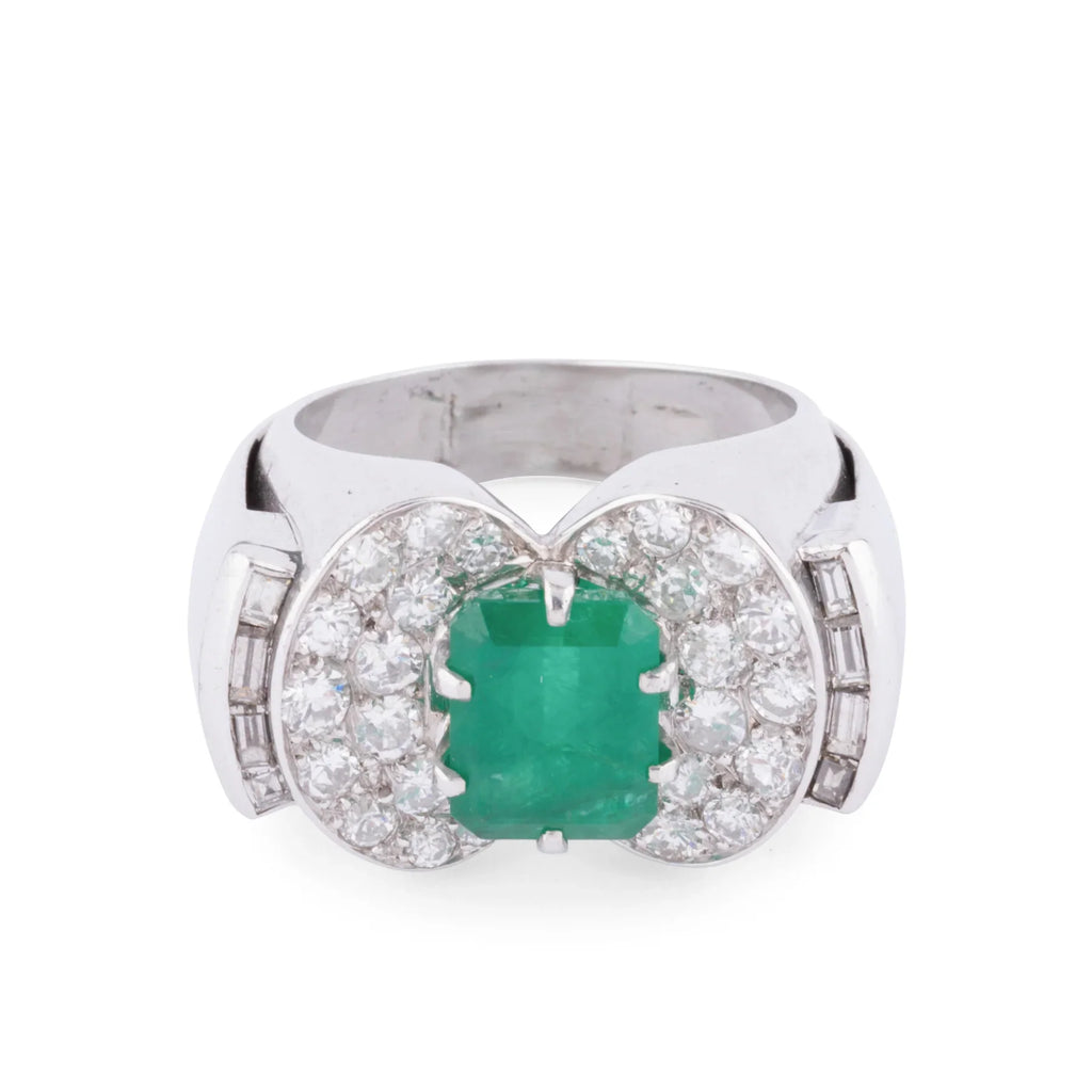 Bague en or gris et platine ornée d'une émeraude et diamants