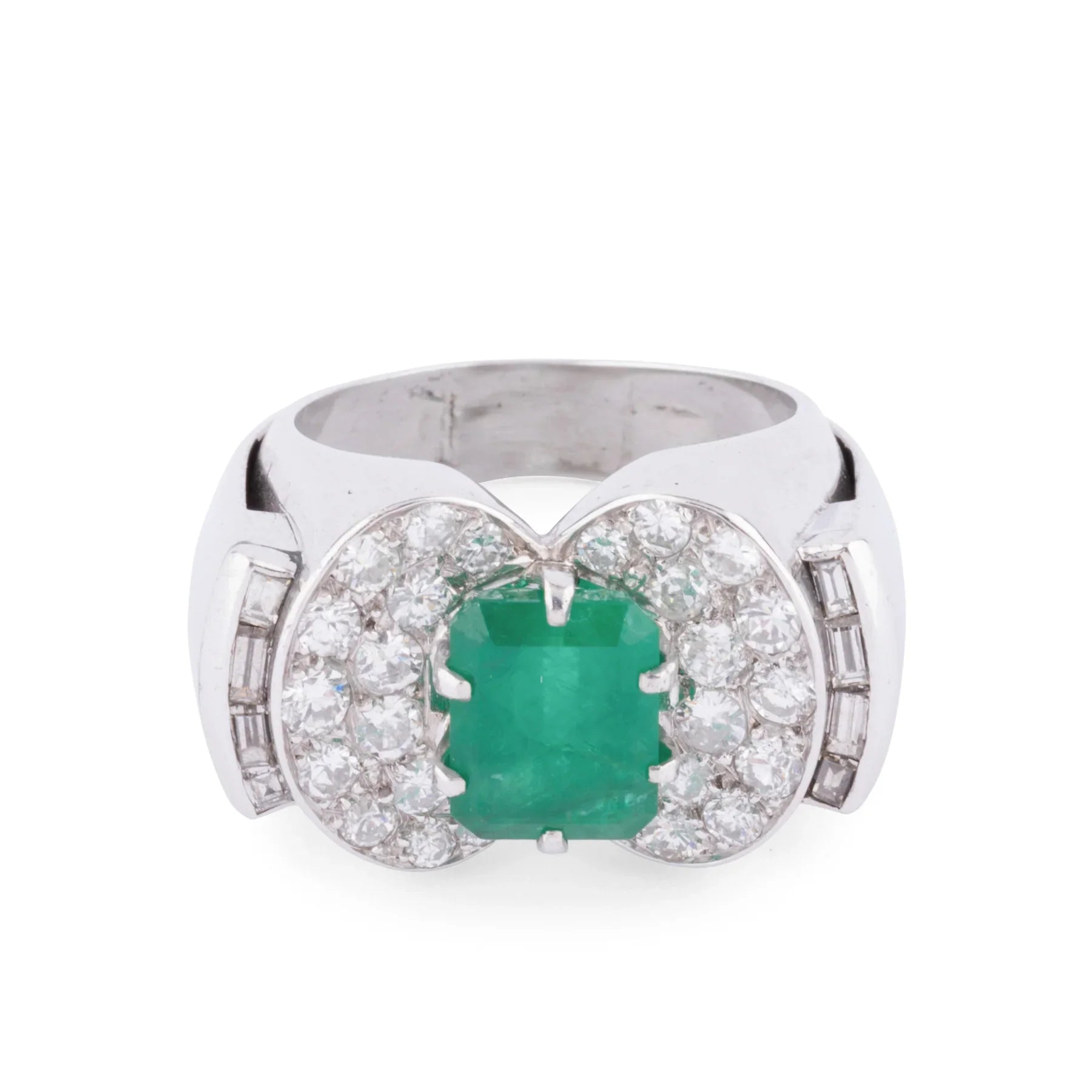 Bague en or gris et platine ornée d'une émeraude et diamants
